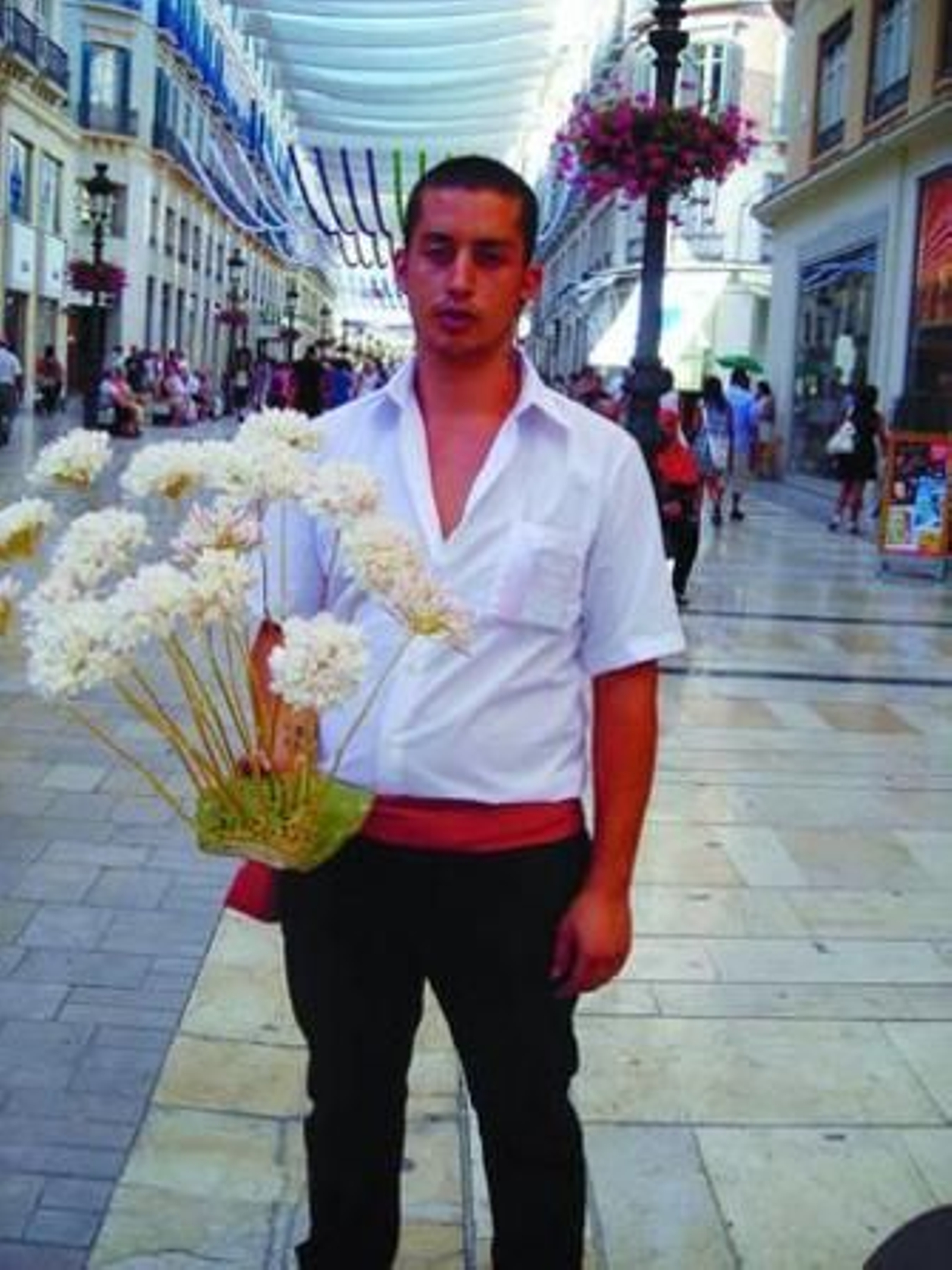 "Es raro que los guiris compren biznagas" "Es raro que los guiris compren biznagas"