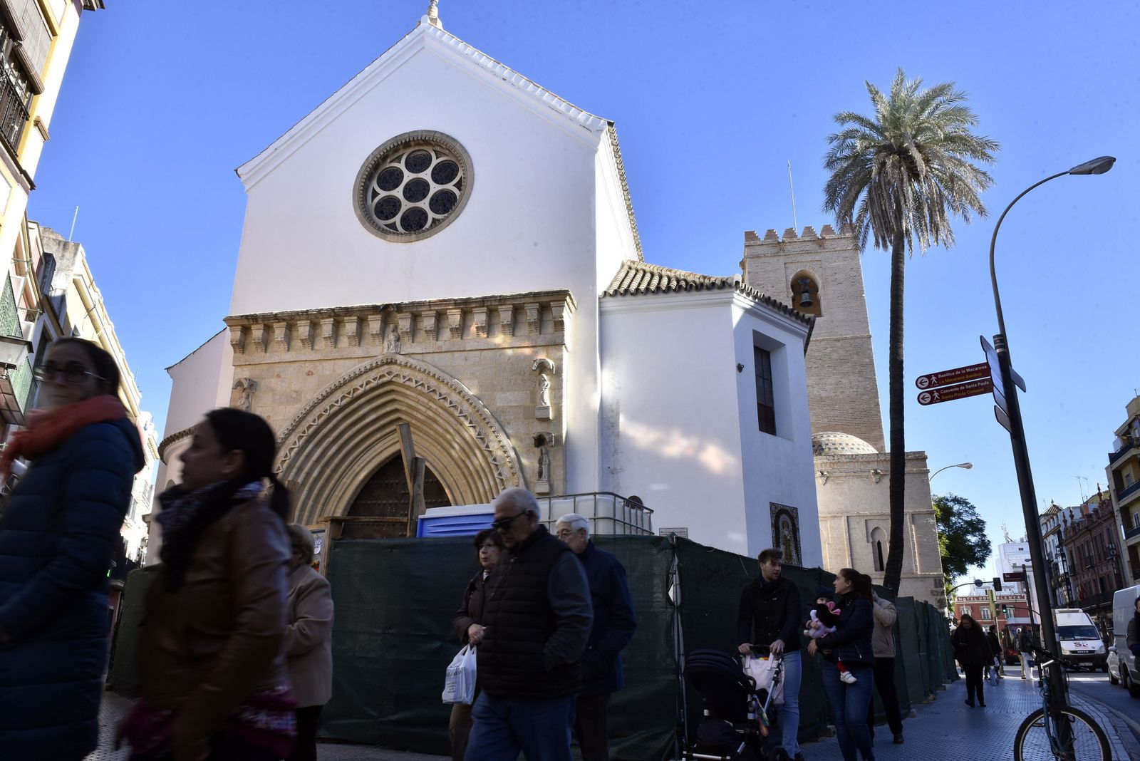 Transeúntes pasan por la iglesia de Santa Catalina, cerrada primero por abandono y ahora por obras.