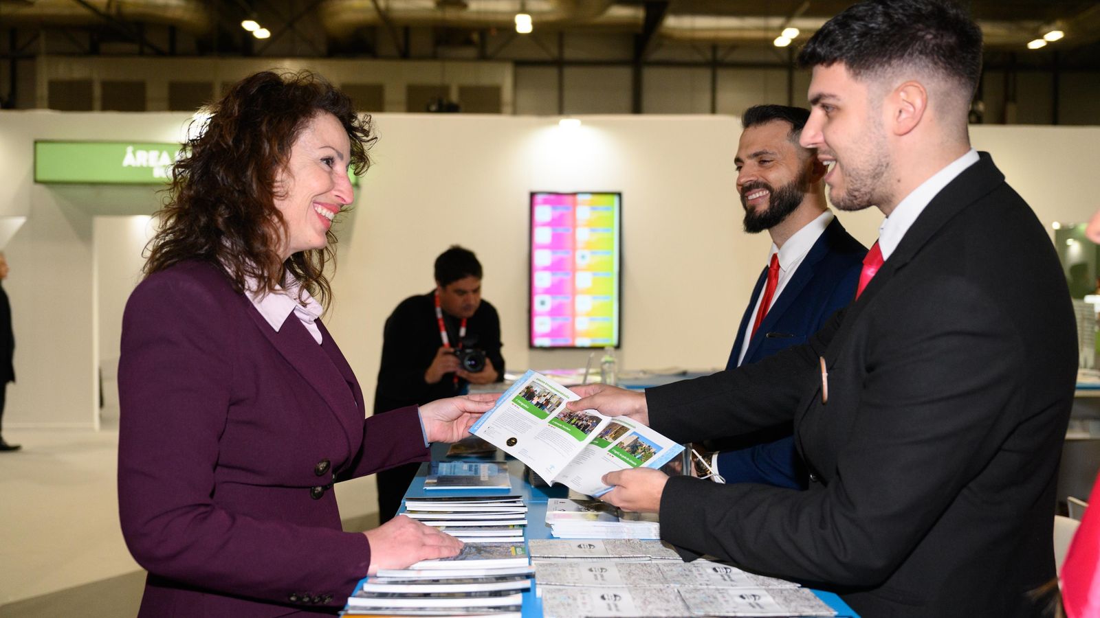 La alcaldesa de Almería, María del Mar Vázquez, en el estand de Almería.