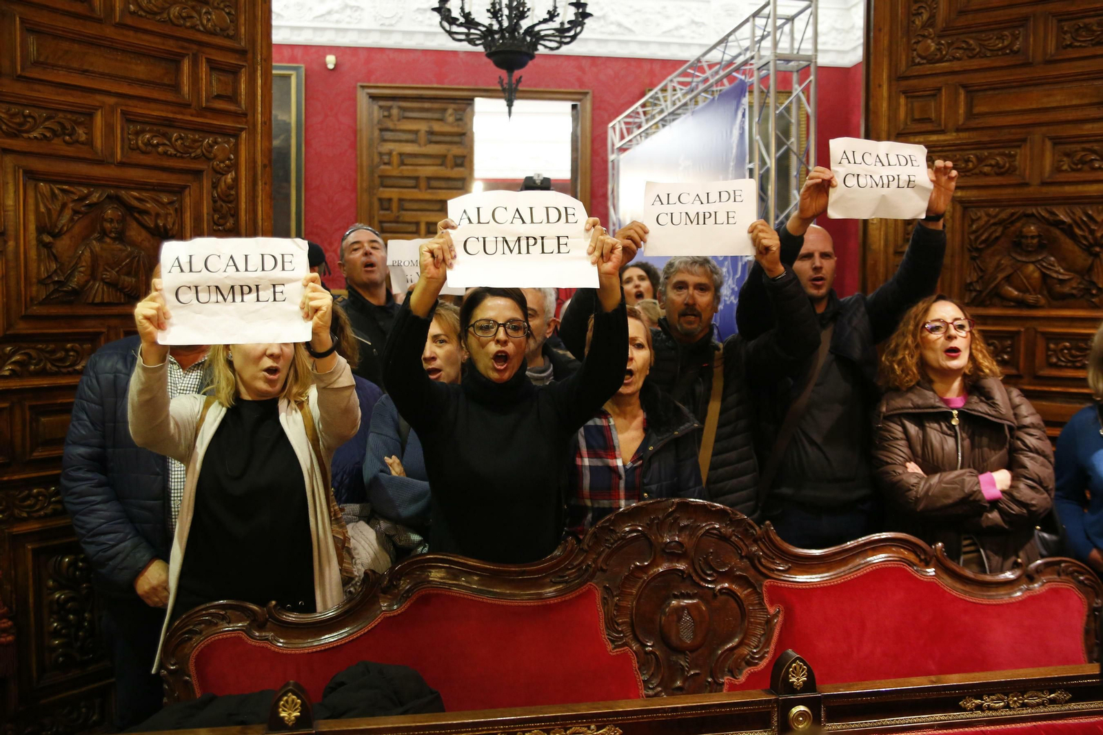 Momento en el que los trabajadores interrumpen el Pleno de Granada