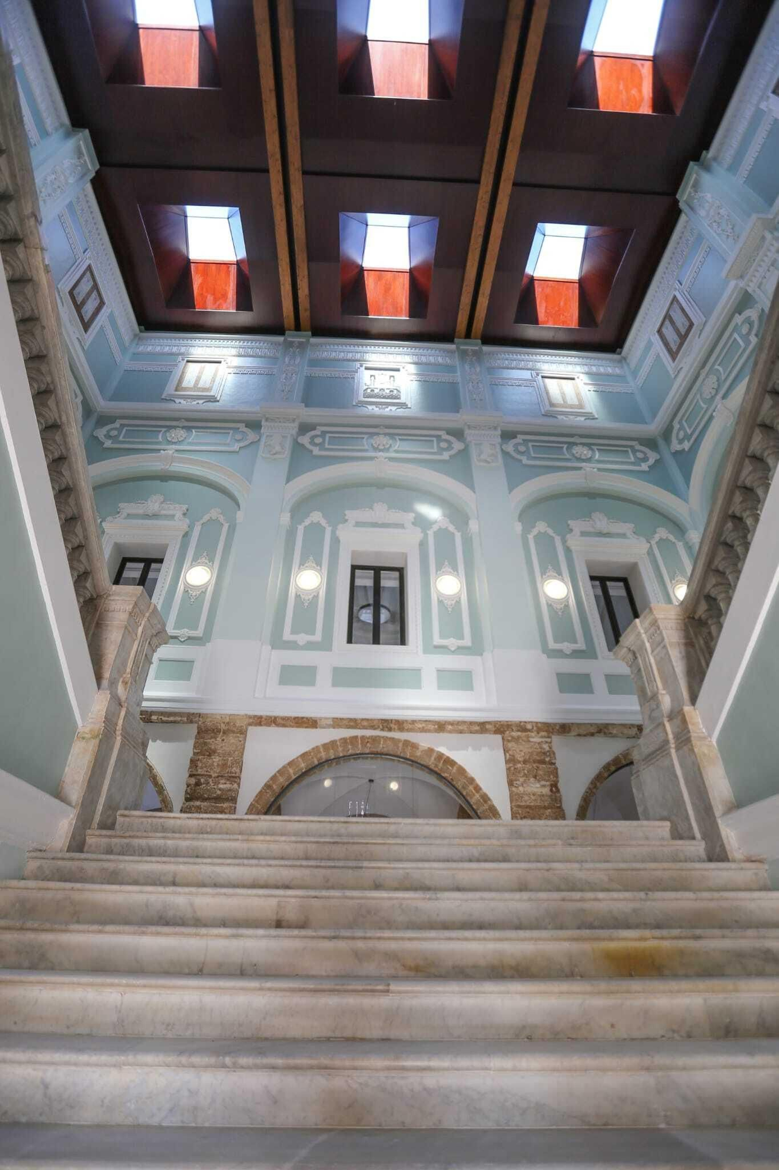 Escaleras Imperiales con la nueva cubierta del Ayuntamiento de San Fernando Sonia Ramos