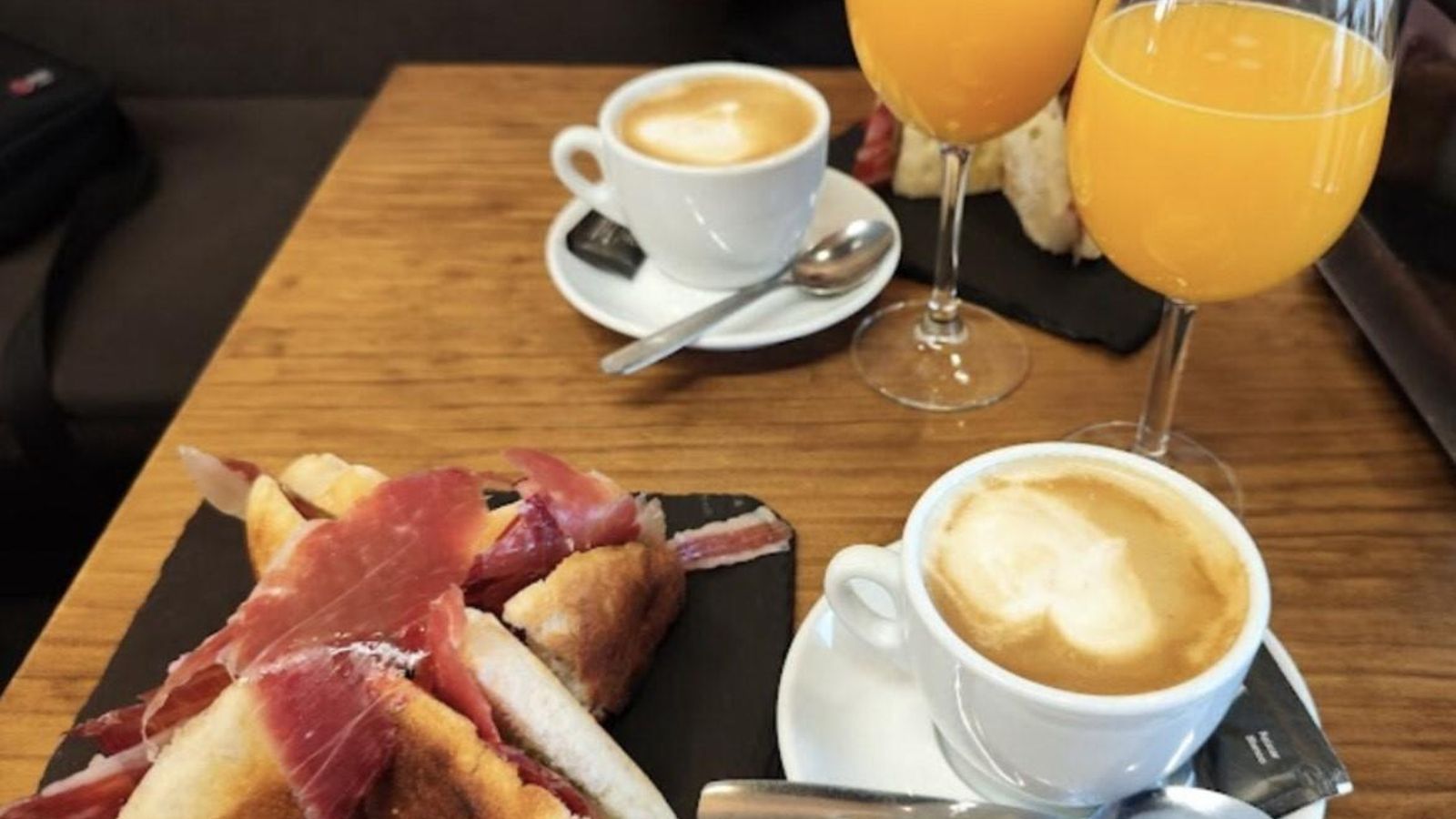 Disfruta de un buen desayuno andaluz.