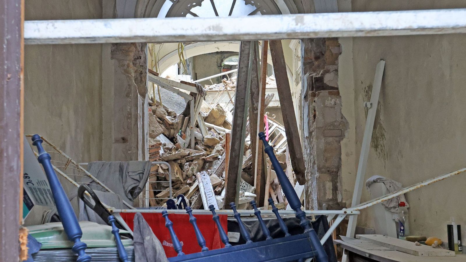 Imágenes del derrumbe en una casa okupada en Jerez
