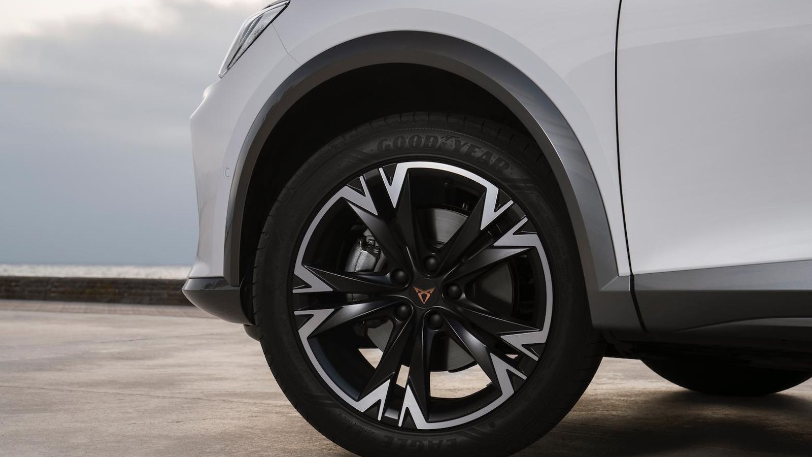 Las llantas de serie son éstas: de aleación y con un tamaño de 18". En opción, este SUV puede llevar de hasta 19", incluso de diseño idéntico a los VZ.