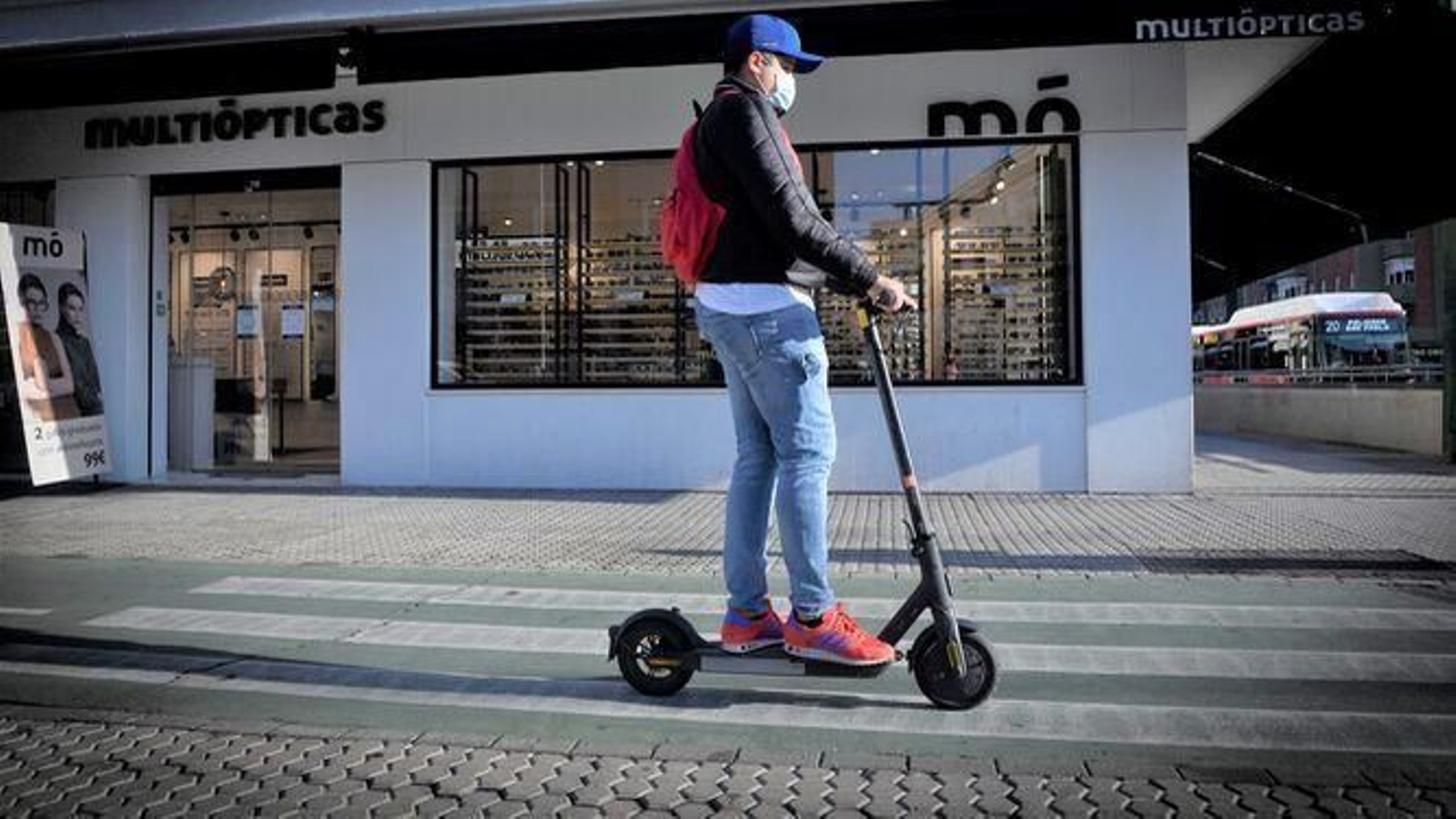 El usuario de un patinete circula por el carril bici de José Laguillo El usuario de un patinete circula por el carril bici de José Laguillo