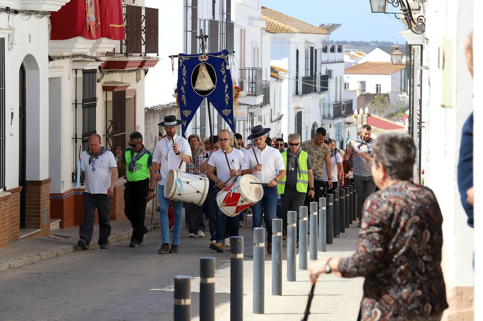 Imágenes de los presos de la cárcel de Huelva en su camino hacia El Rocío