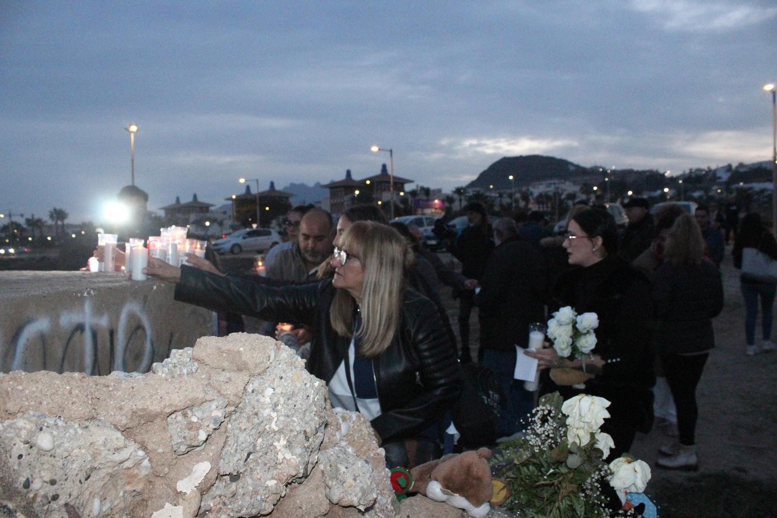 Garrucha rinde homenaje a Lucca con velas y flores en el lugar dnde apareció su cadáver