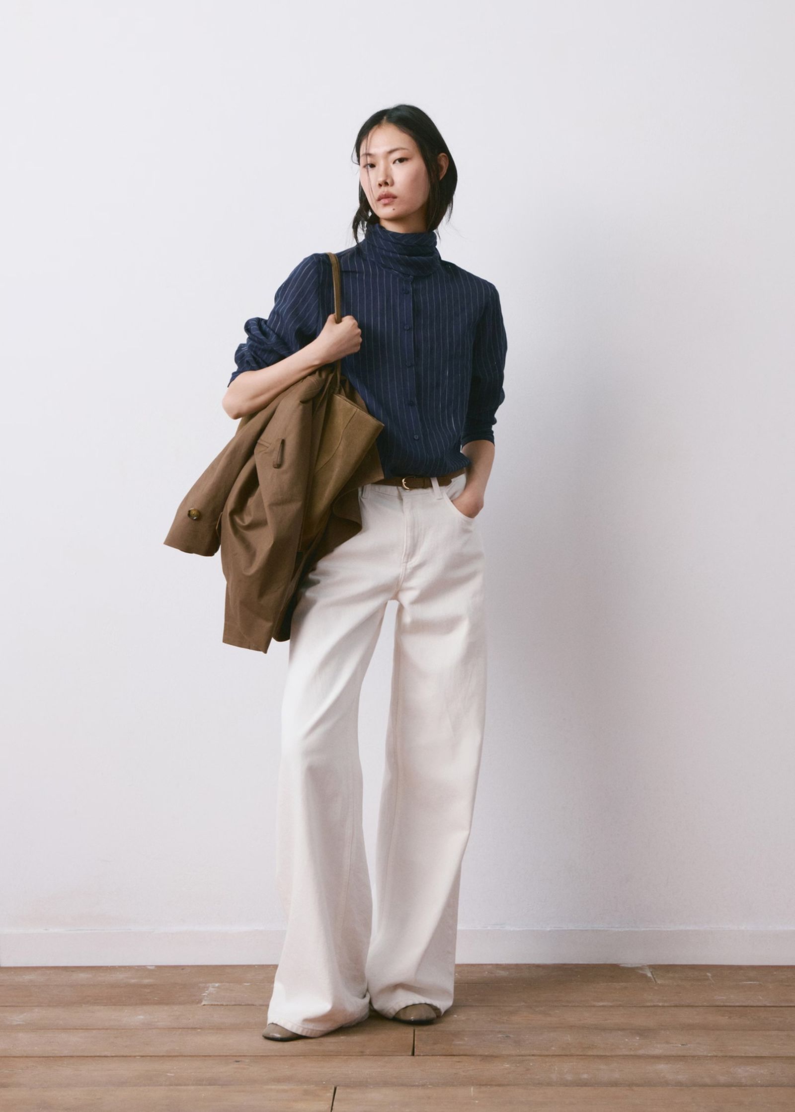 Blusa con lazada de Mango.