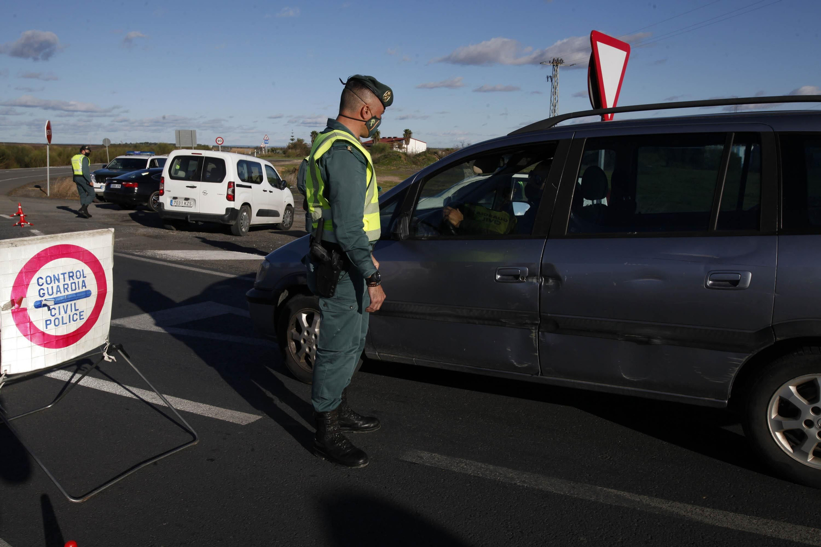 Controles de la Guardia Civil en los accesos a la costa de Huelva