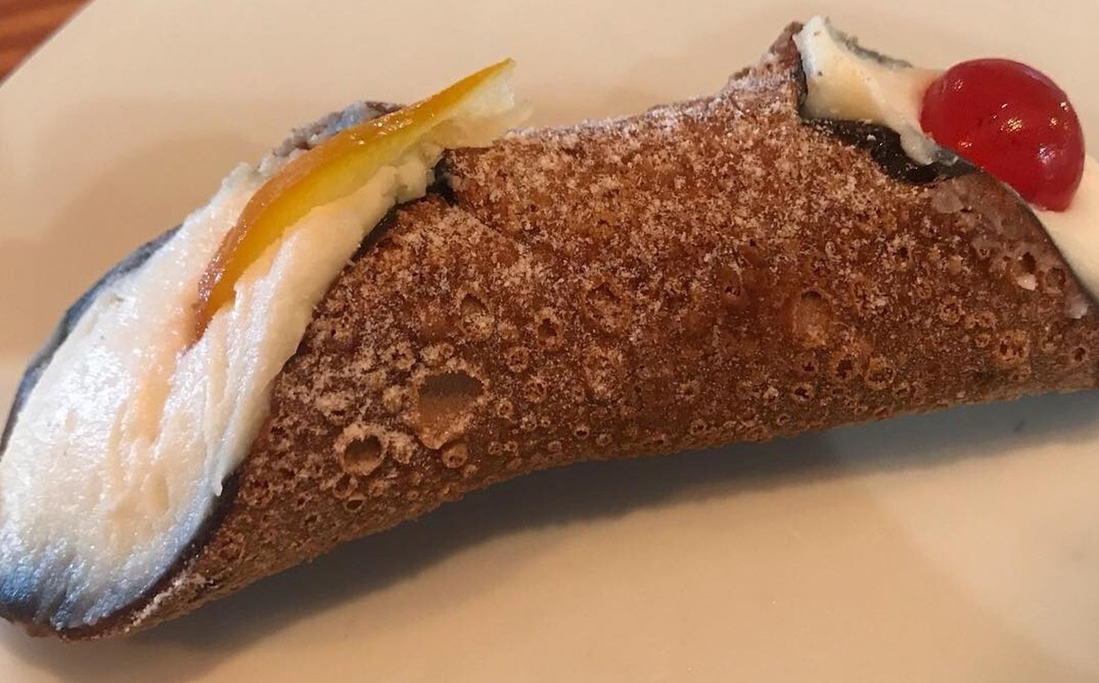 El cannolo de Sí, quiero se diferencia no sólo por su textura y sabor sino también por su tamaño XXL