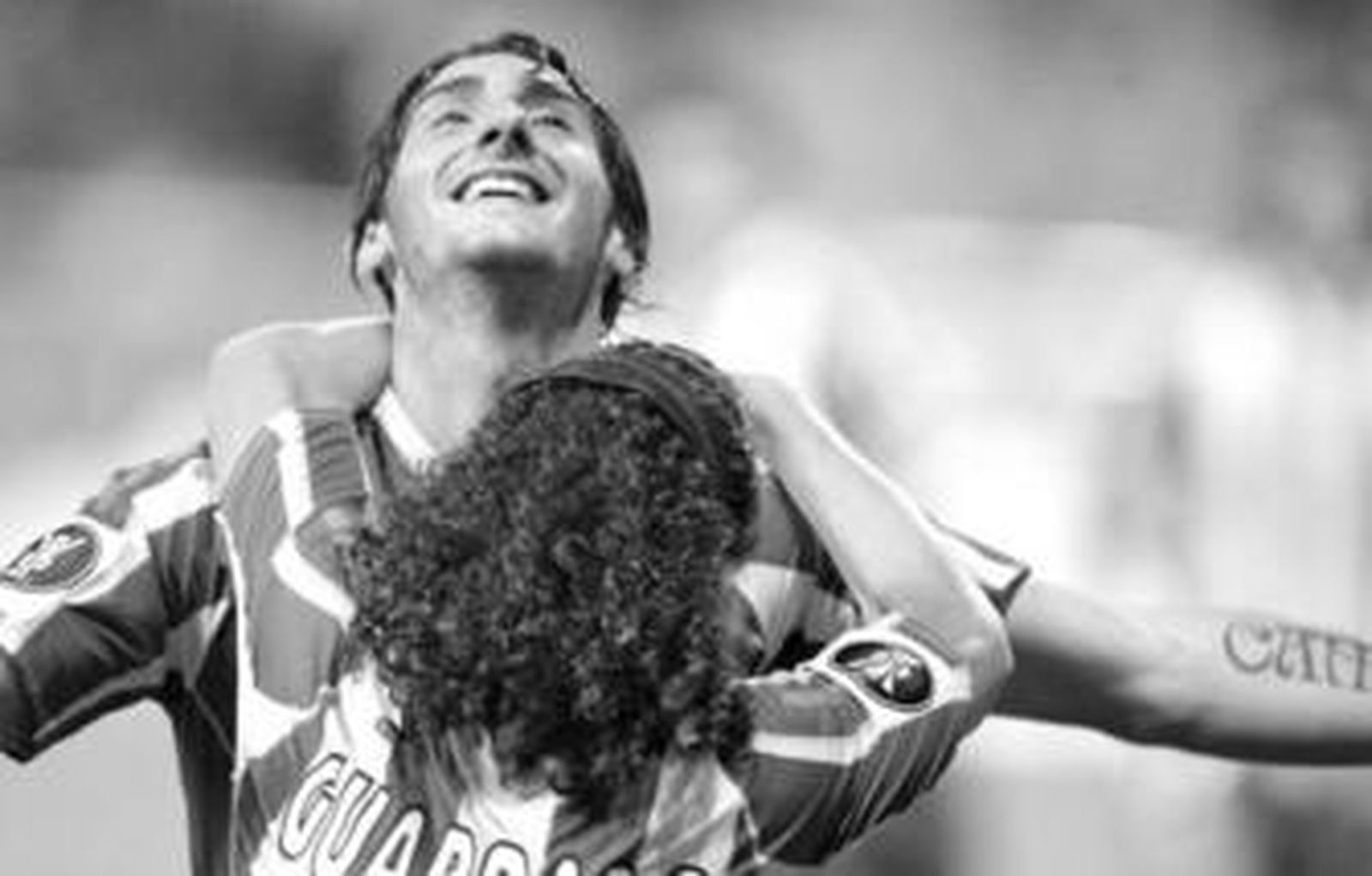 El defensa argentino Diego Colotto celebra el primer tanto de los suyos, junto a Guardado.