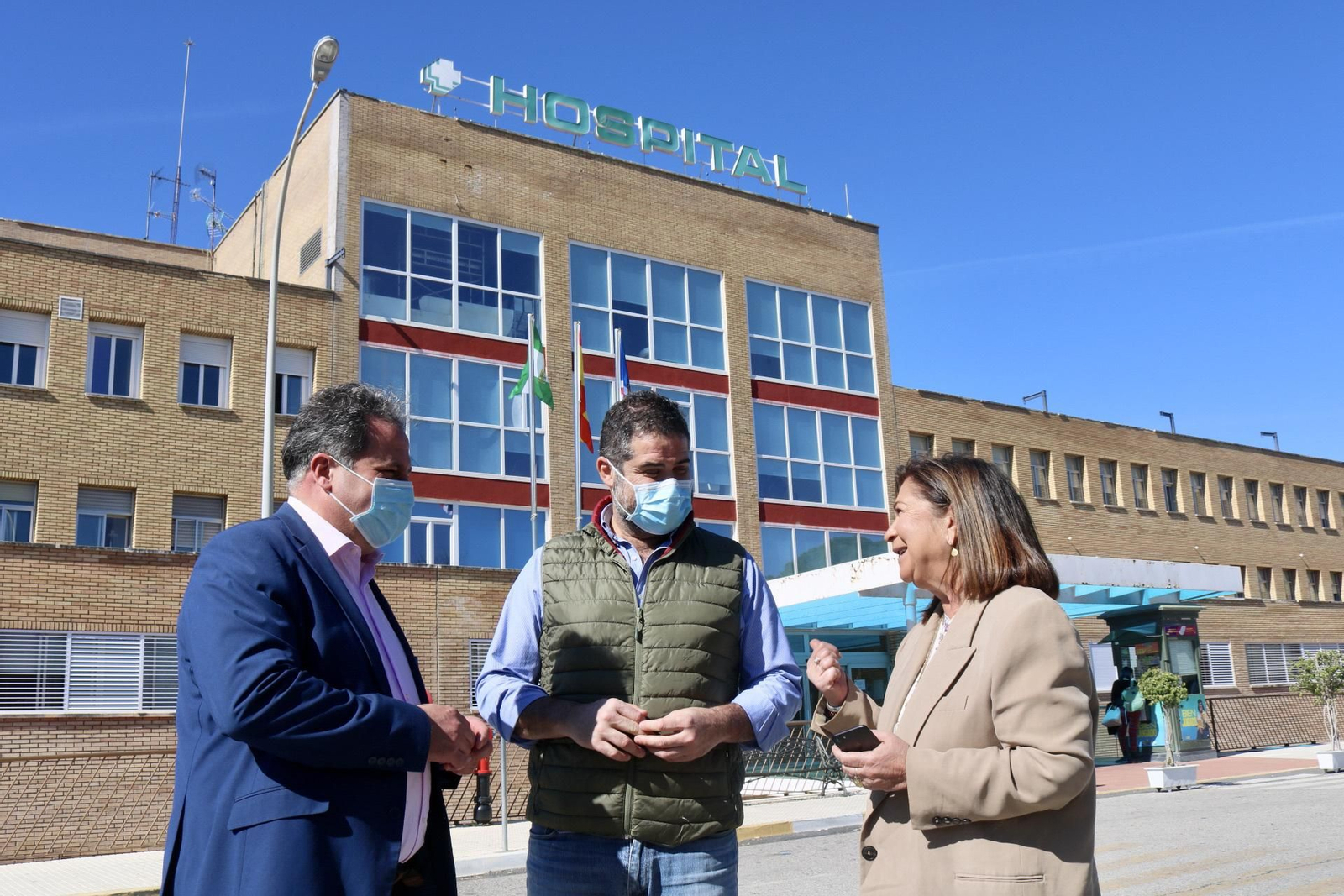 Juan Carlos Duarte ante el Hospital de Riotinto.