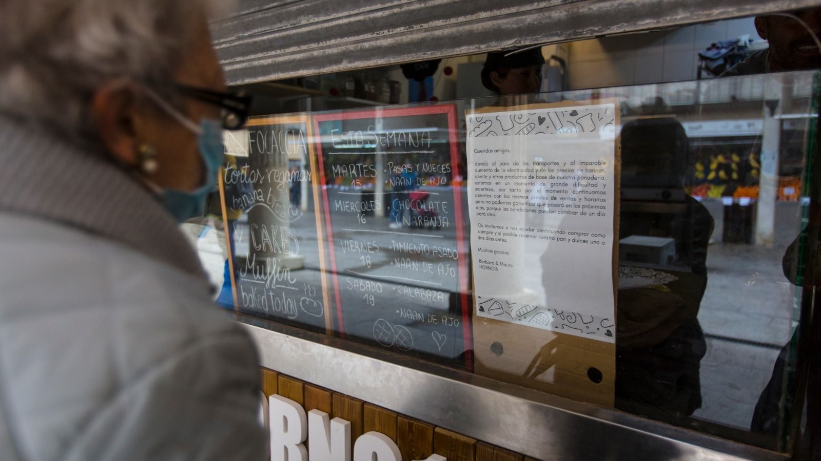 Un local en la plaza de abastos de Cádiz advierte de sus dificultades ante la huelga y el coste de la energía.