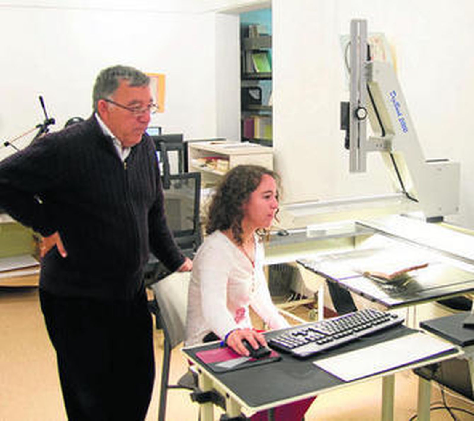 Una joven trabaja en la digitalización de un ejemplar del Fondo Antiguo.