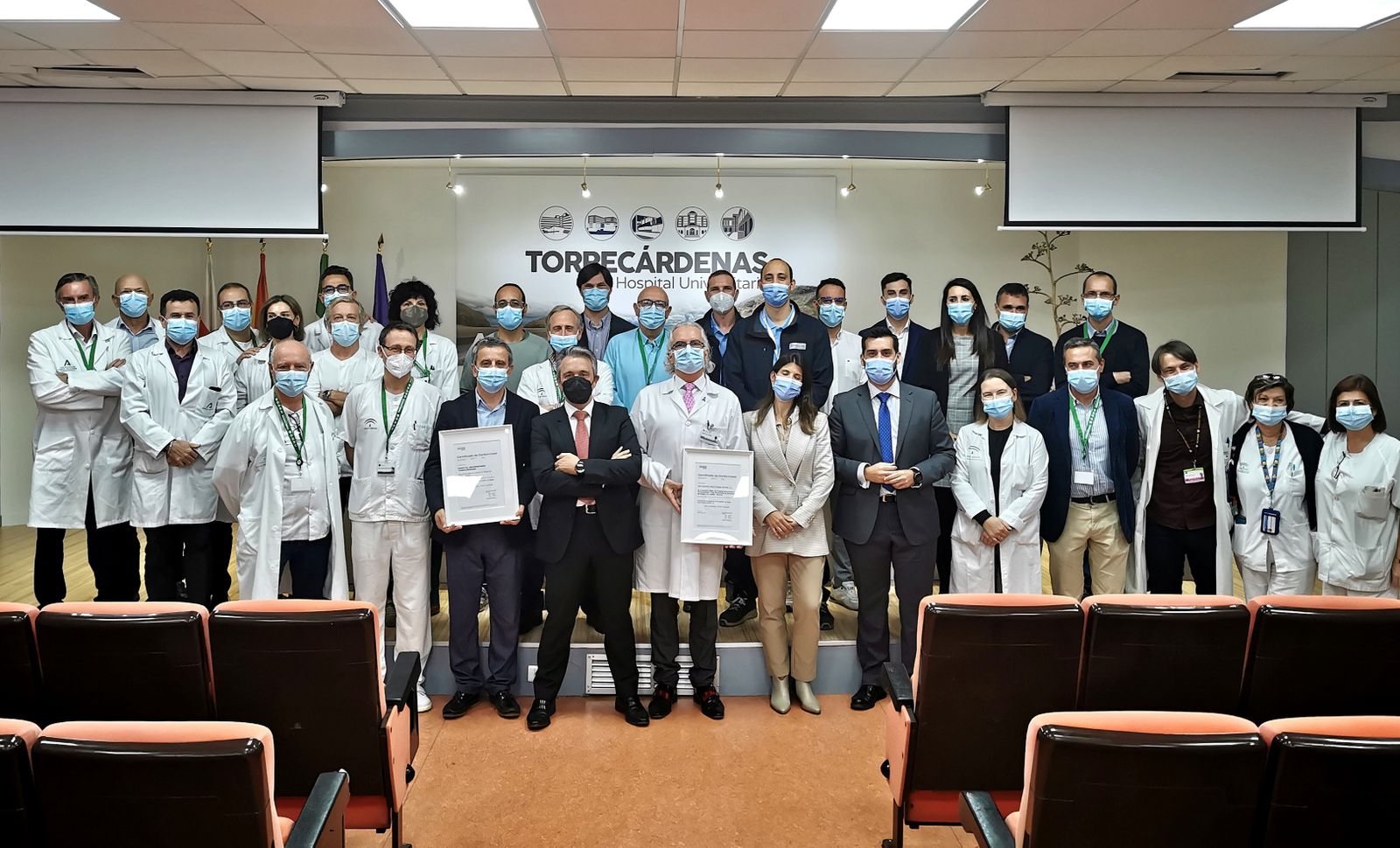 Responsables del centro recibiendo el certificado.