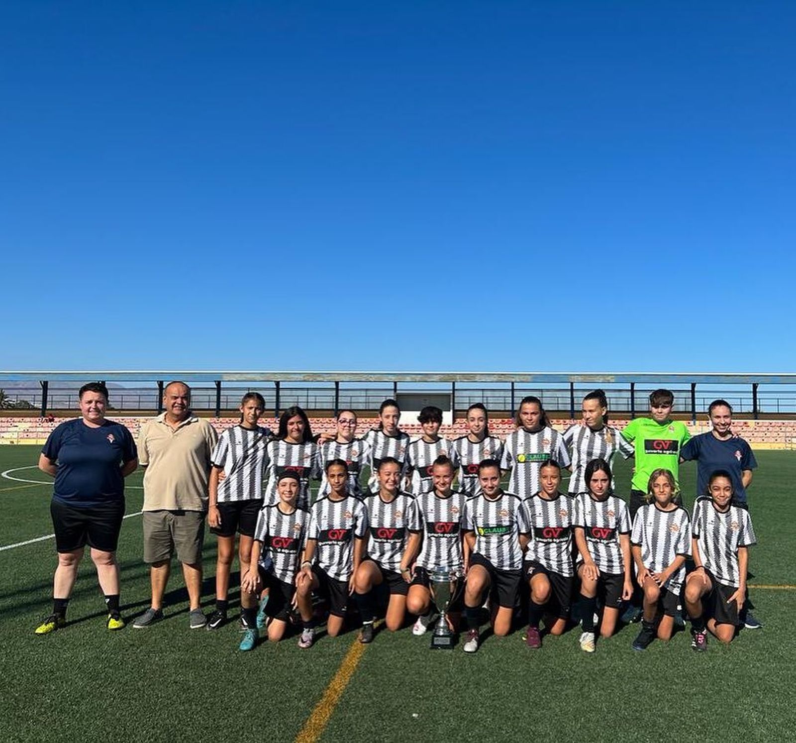 El conjunto de la barriada almeriense posa con el título de campeón de liga de Segunda Andaluza Femenina Cadete.