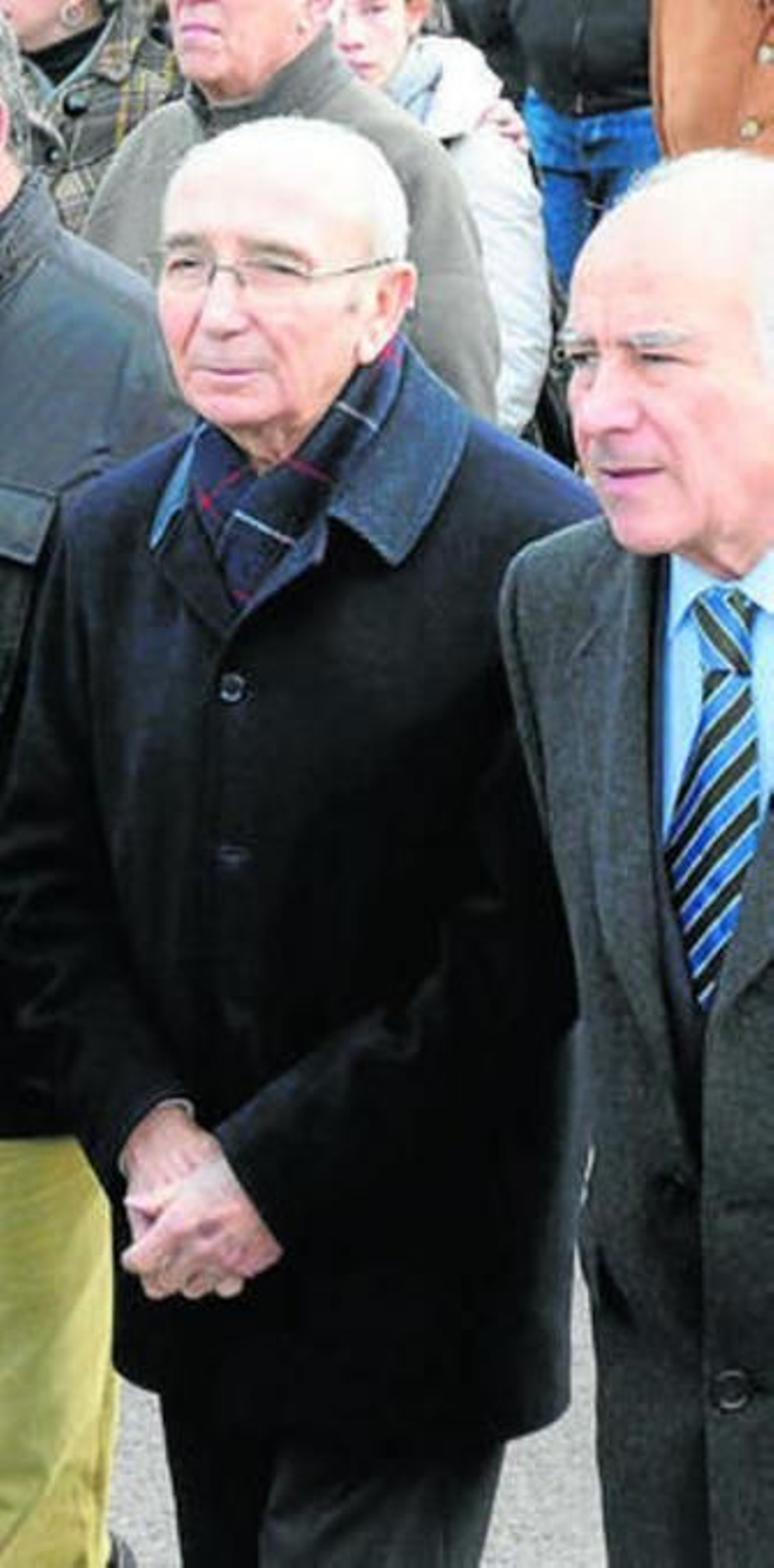 1. Cortejo fúnebre con los restos de Sánchez Dubé en el traslado del tanatorio al cementerio, con sus hijos José y Magdalena. 2. Antonio Ríos, ex  presidente del Consejo, fue delegado del Lunes Santo en la junta de Dubé. 3. Nació un Miércoles Santo, el día que encarnan los que fueron hermanos mayores del Baratillo Otto y Joaquín Moeckel, que fueron al funeral. 4. Manuel Román, penúltimo presidente del Consejo, con Enrique Osborne, ex pregonero y nieto del fundador de Cruzcampo. Una historia de la cervecera inédita fue el último trabajo de Sánchez Dubé como editor.