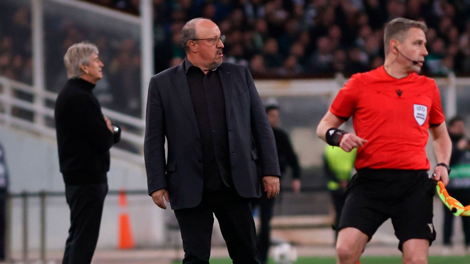 Pellegrini y Rafa Benítez observan el encuentro,