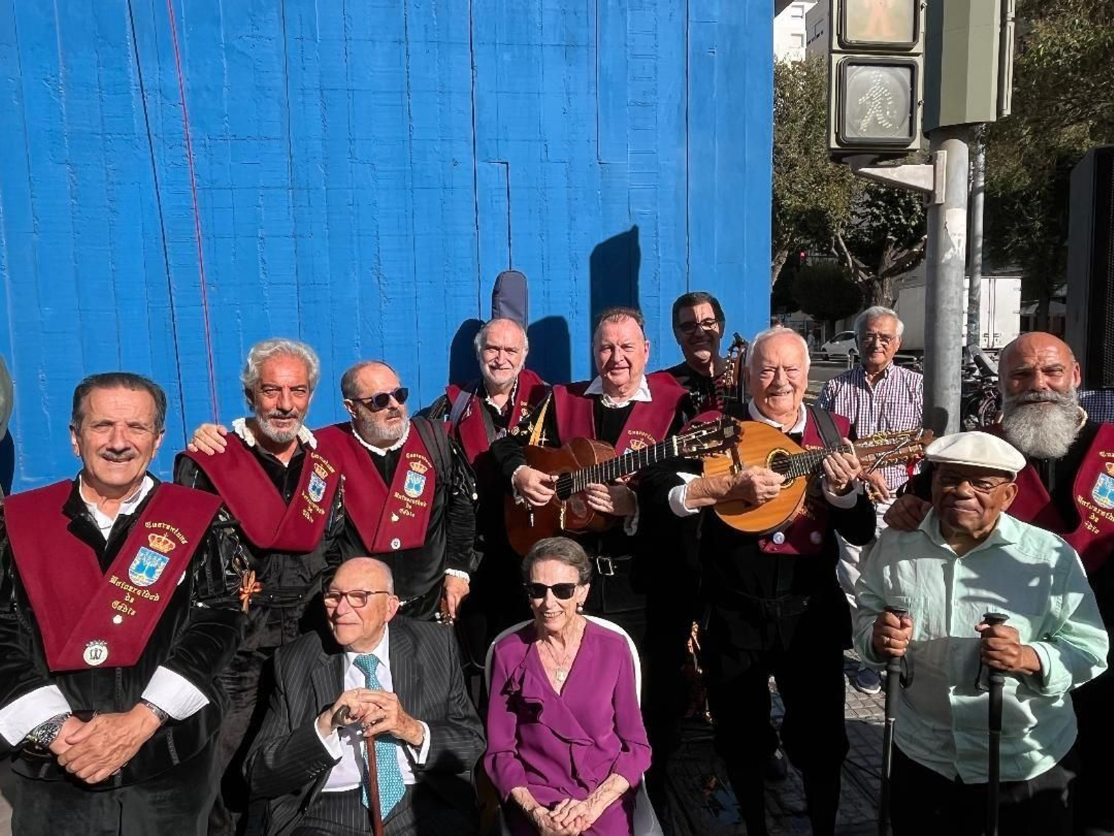 El matrimonio Bartual Magro, con los miebros de la tuna La Cuarentura durante la inauguración de la calle. El matrimonio Bartual Magro, con los miebros de la tuna La Cuarentura durante la inauguración de la calle.
