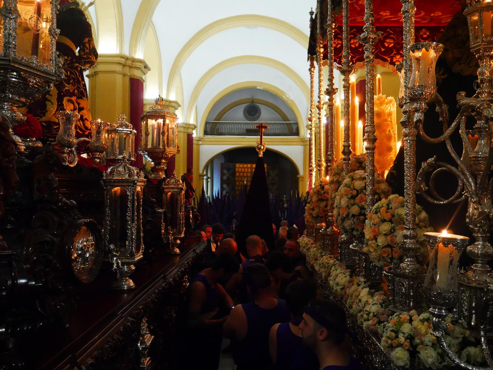 Los cargadores, preparándose en el templo para cargar los pasos de misterio y palio de la hermandad.