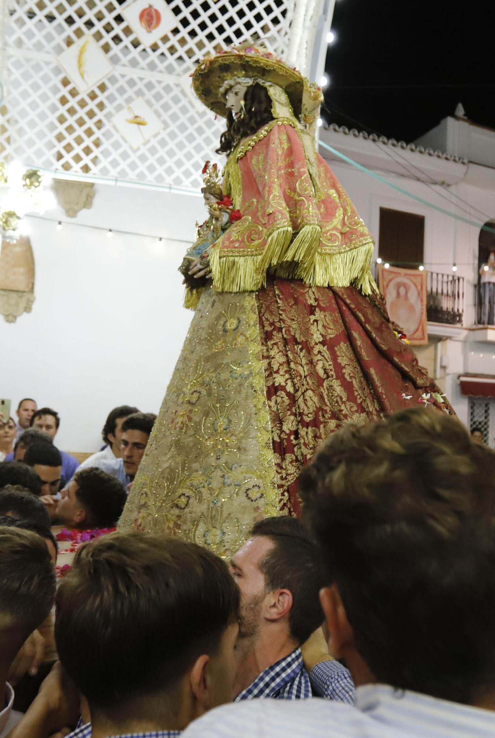 La Virgen del Rocío recorre las calles de Almonte hacia el Chaparral para el inicio del Camino de los Llanos