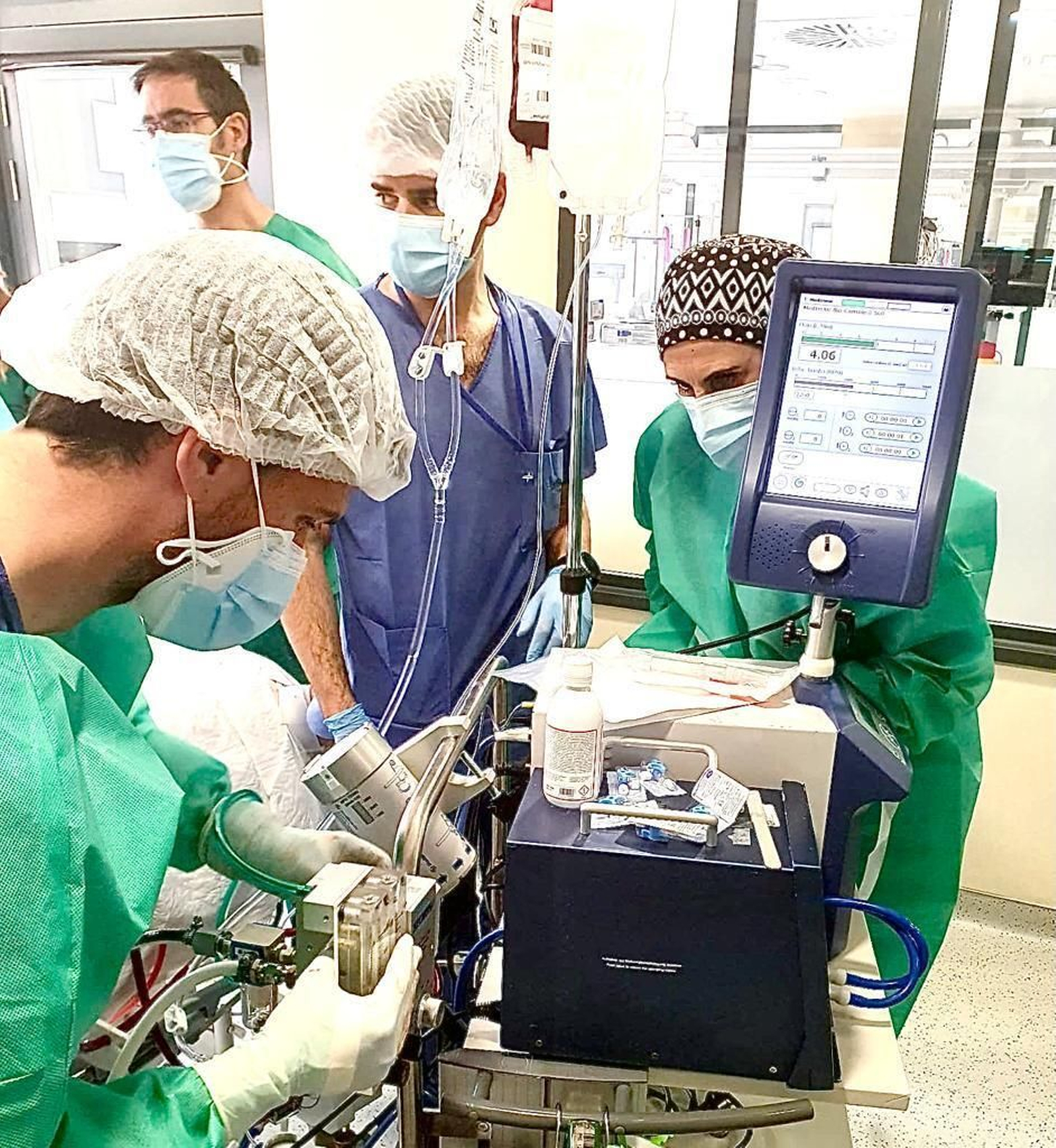 Profesionales del Hospital Reina Sofía implantan nuevo modelo de ECMO.