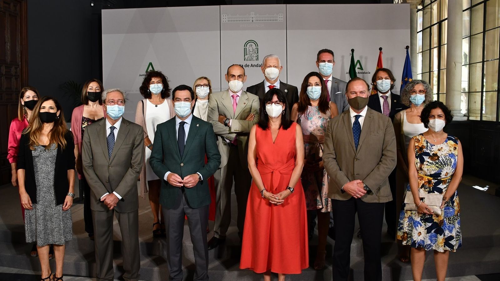 La rectora y su equipo junto a Juanma Moreno y el consejero de Universidades.