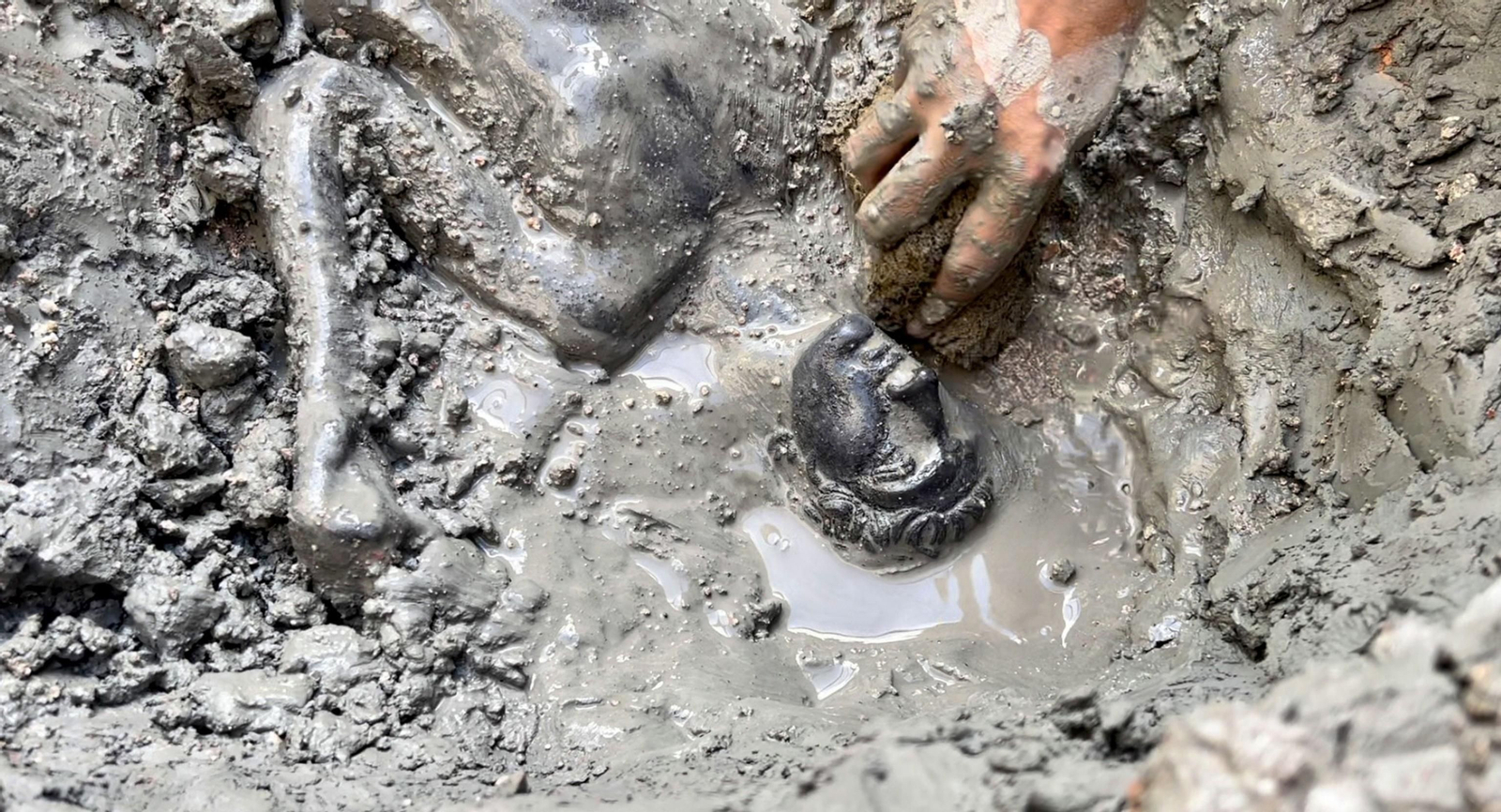 Hallazgo histórico: Así son las estatuas y monedas halladas en Italia entre el barro