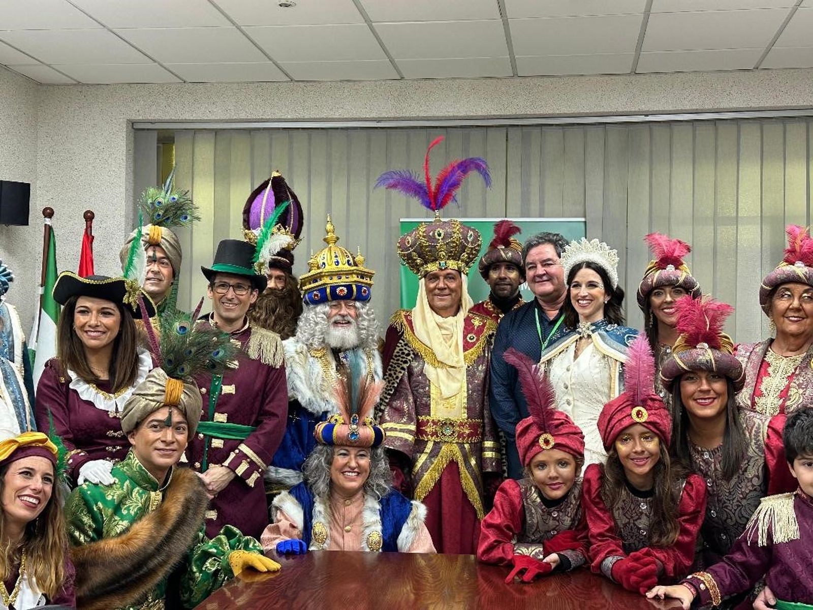 Reyes Magos, Estrella de Oriente y Cartero Real con José Luis Guijarro durante su visita al Hospital Puerta del Mar.