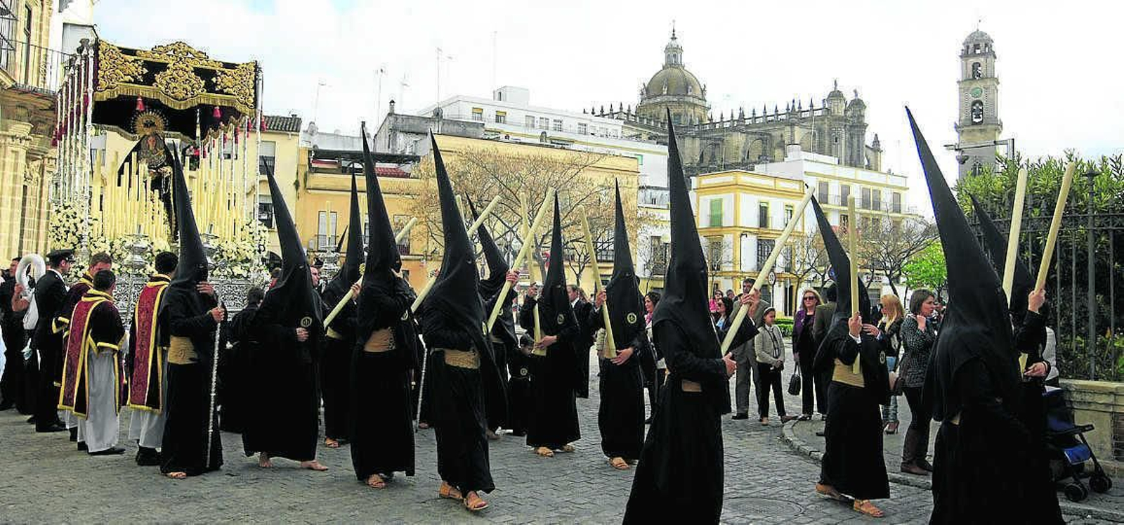 El paso de palio de la Virgen del Perpetuo Socorro de la hermandad del Perdón.