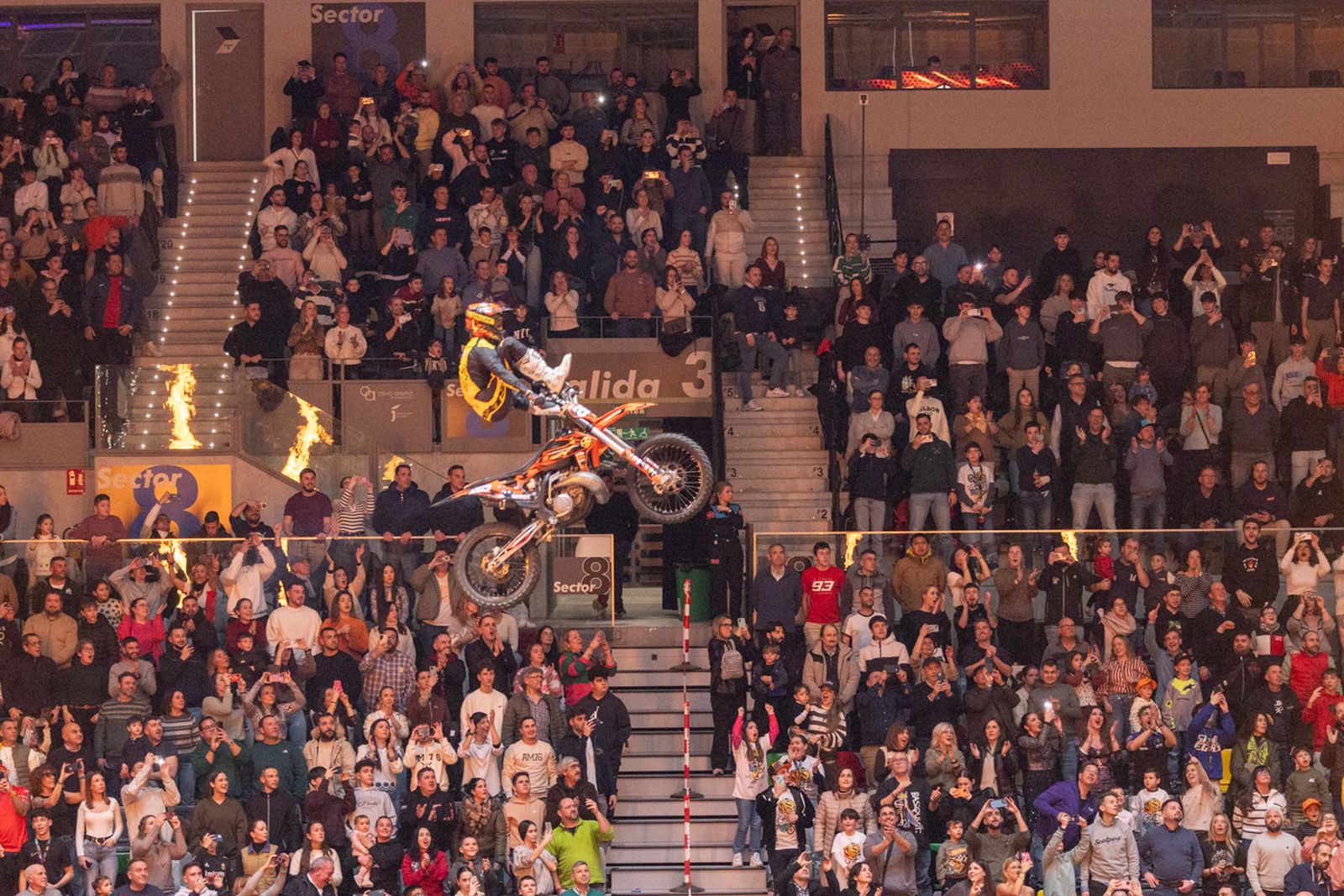 En imágenes: el Olivo Arena vibra con piruetas y motor en estado puro en el Soloflow Freestyle (1)