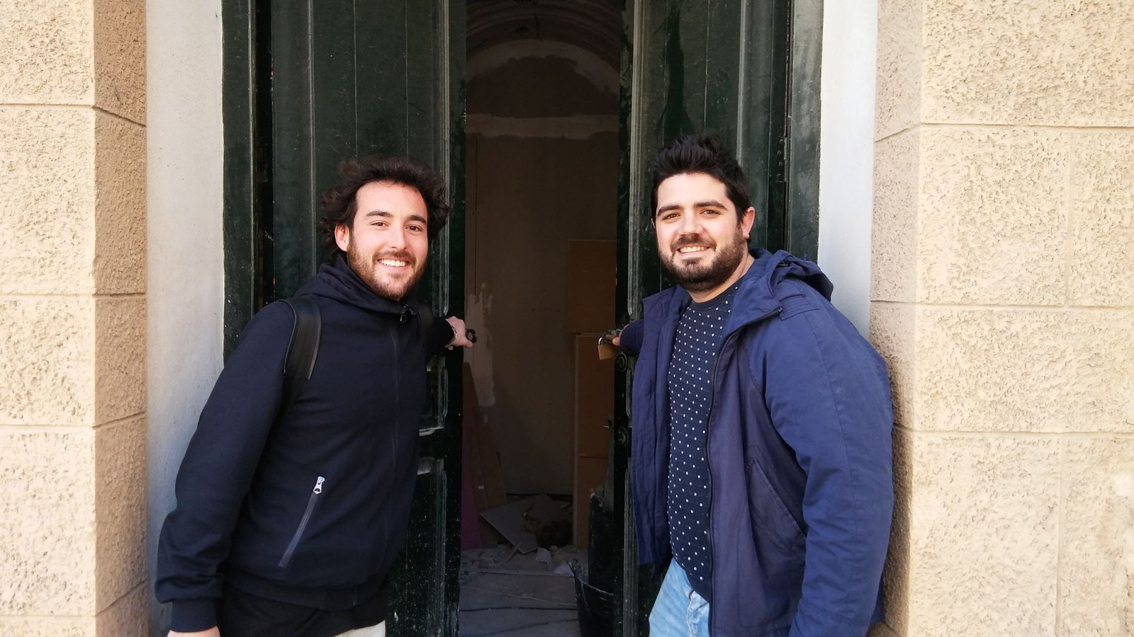 Juan Carlos Borrell y Pedro Aguilera, a la puerta de Almanaque, la casa de comidas que están a punto de abrir.