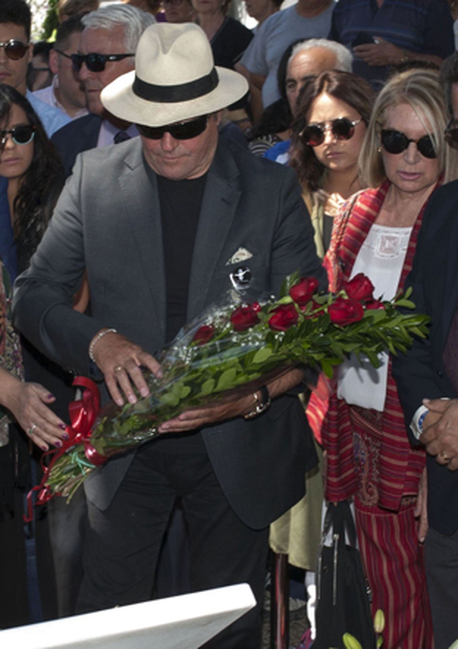 El hermano de Rocío Jurado, Amador Mohedano, coloca flores en la tumba de la artista durante la ofrenda floral ofrecida hoy en el cementerio de su localidad natal, Chipiona. /Román Ríos (EFE)