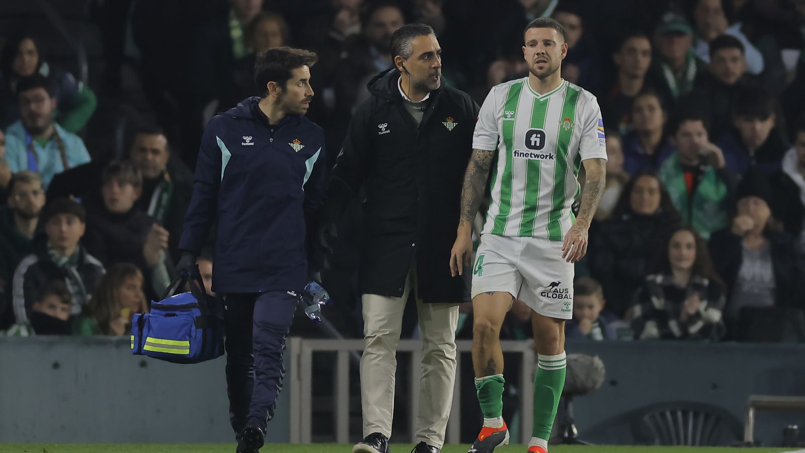 Ruibal se retira del campo por su propio pie acompañado por dos miembros de los servicios médicos del Betis.