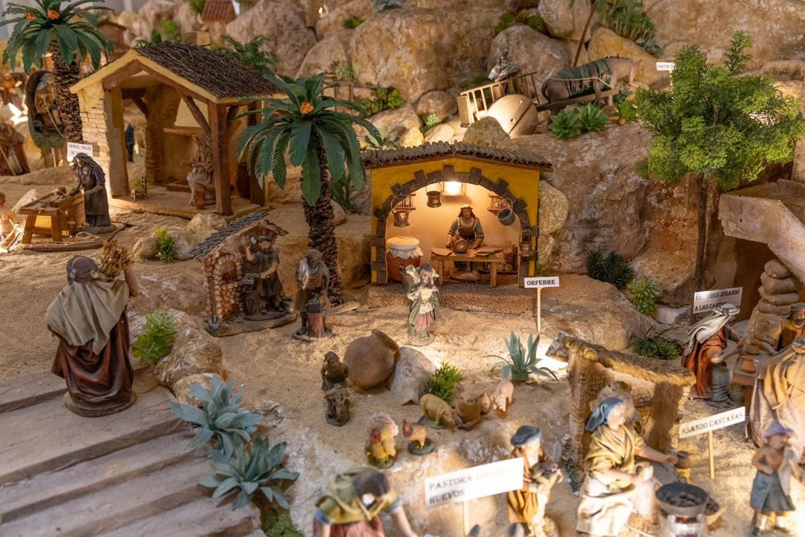 En imágenes: así es el Belén Bíblico con más de un millar de piezas artesanas de los abuelos María y Rafael