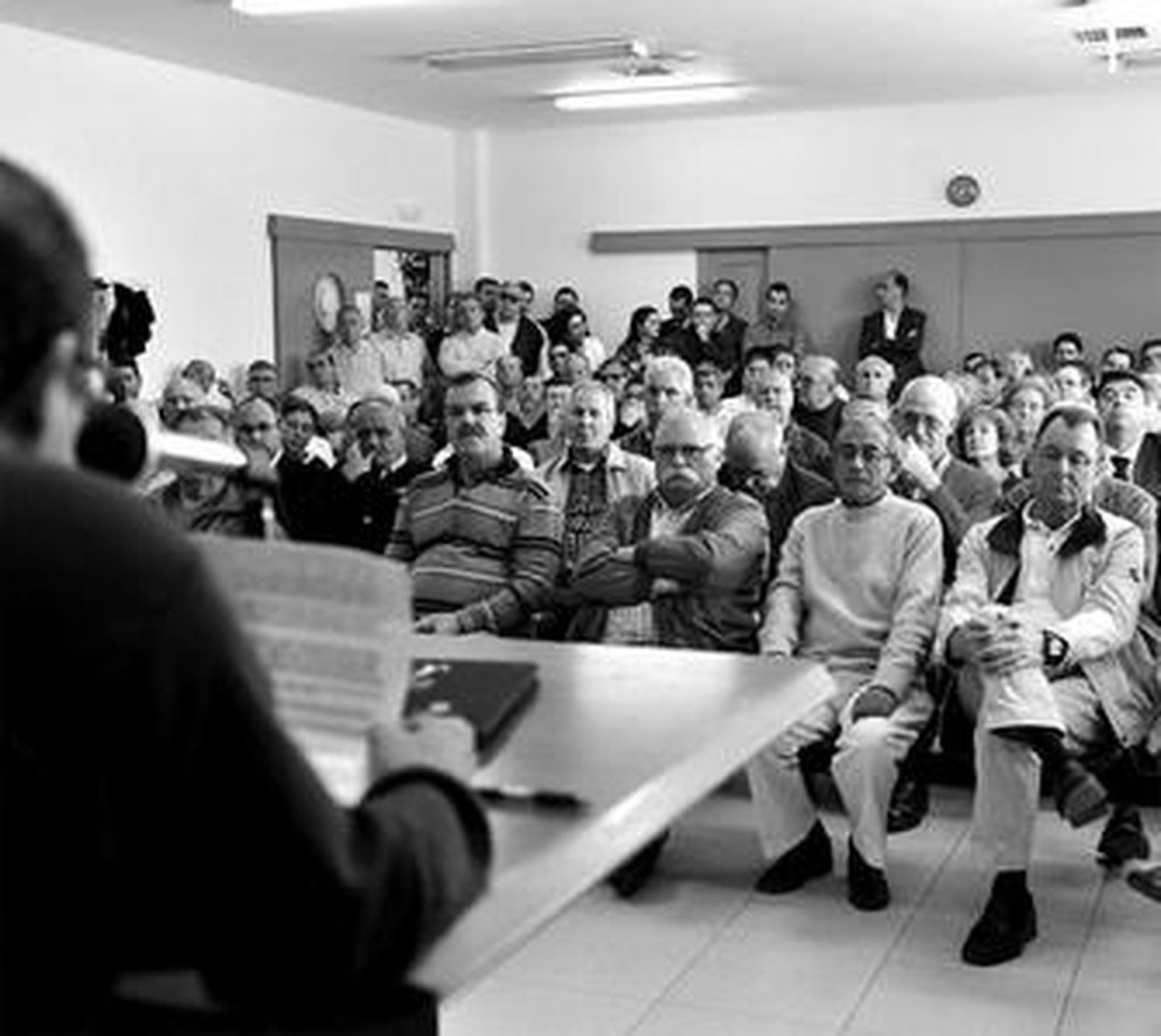 Salón de actos del centro cívico isleño, ayer en el nacimiento de la plataforma.
