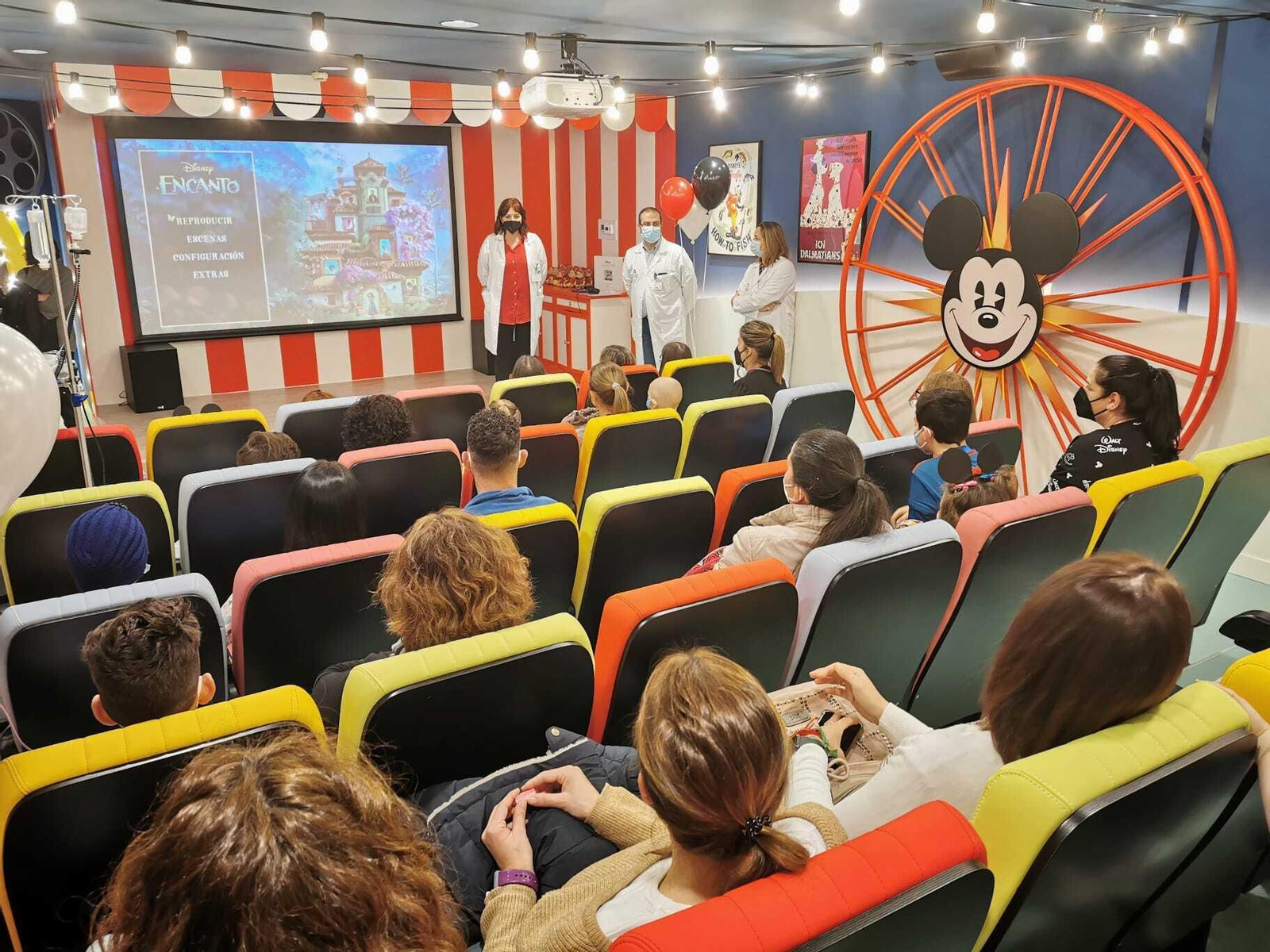 Imagen de un estreno anterior de una película de Disney en un centro hospitalario.