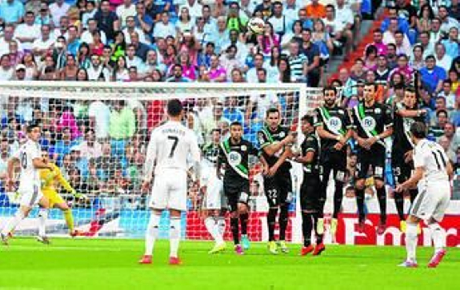 La barrera salta ante un libre directo de Gareth Bale.