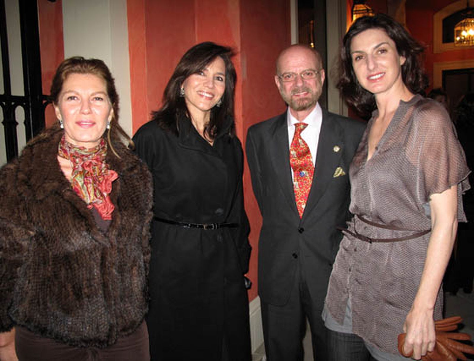 Los pintores Reyes de la Lastra, que mañana presenta el cartel de Sicab 2011; Ángeles Garrido, Antonio
Barragán de las Cuevas y Cristina Ybarra.

Foto: Victoria Ramirez