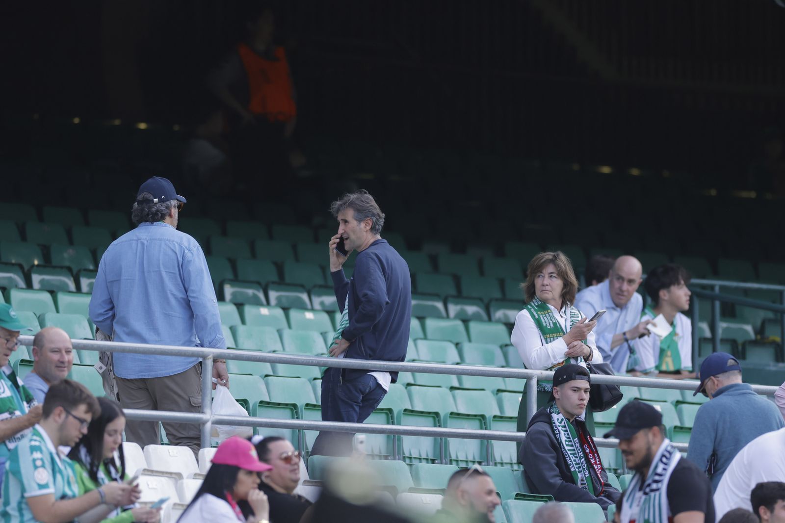 Búscate en las fotos del Betis-Manchester