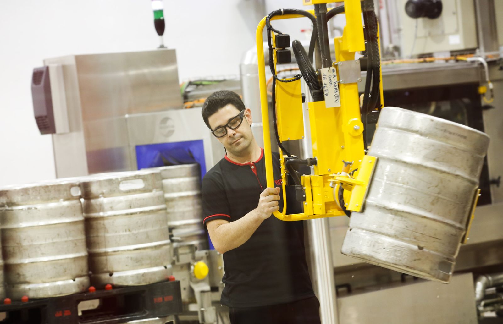 Un empleado trabaja en una fábrica cervecera en Málaga.