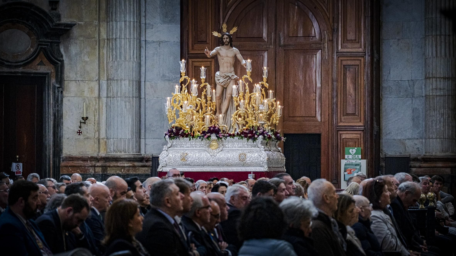Las imágenes del Pontifical y salida del Resucitado de Catedral en la Semana Santa de Cádiz 2025