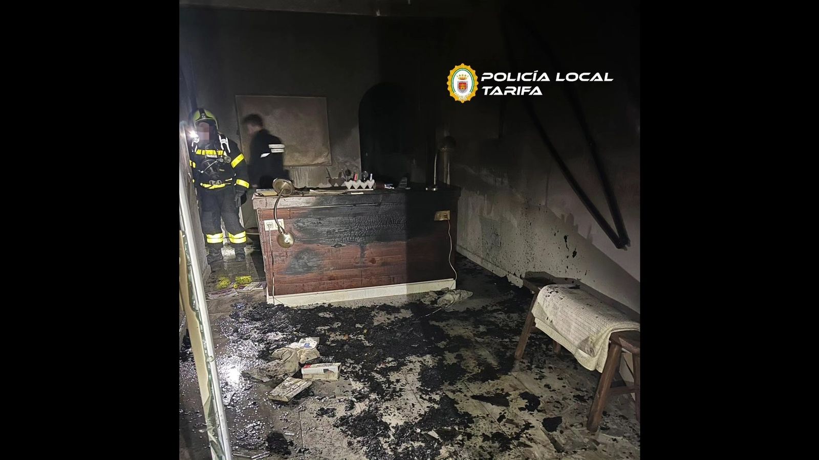 Incendio en una vivienda de la avenida Pintor Guillermo Pérez Villalta, en Tarifa.