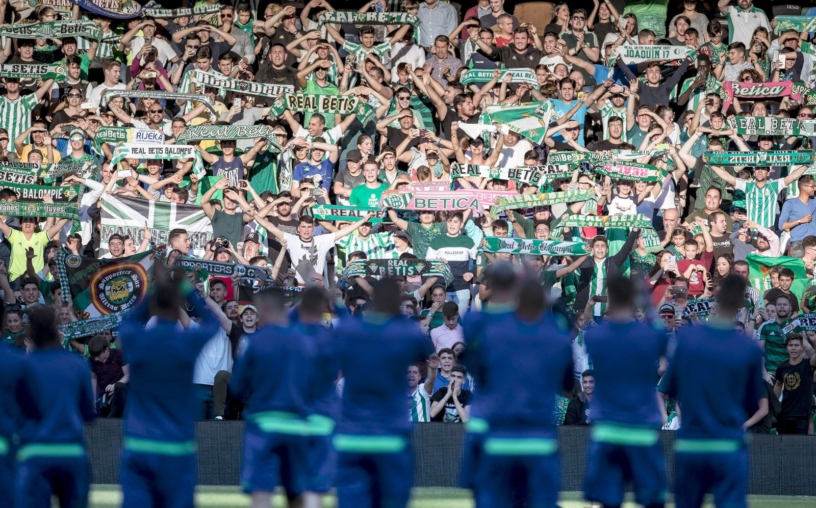 Los jugadores del Betis aplauden al público asistente al entrenamiento a puertas abiertas.