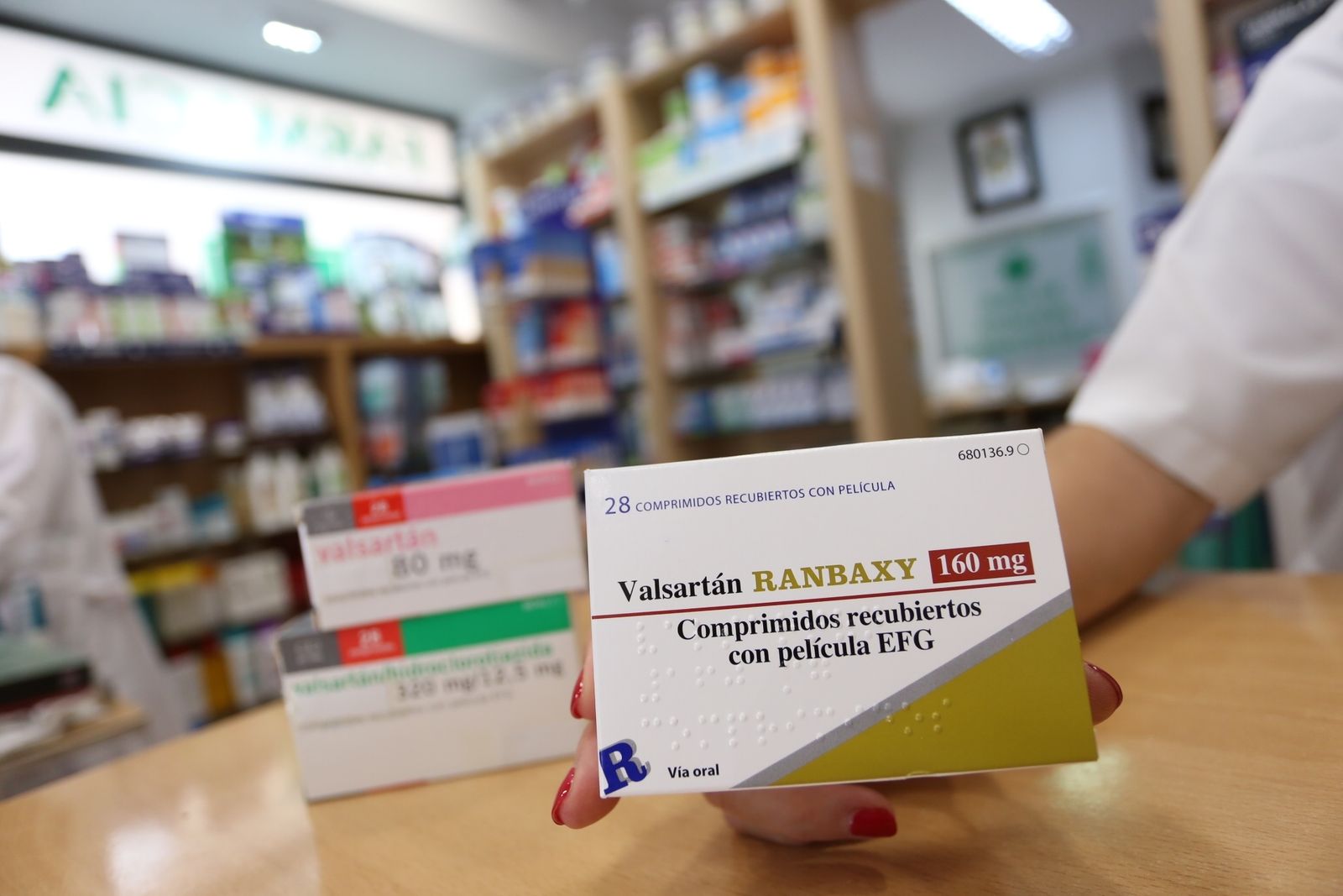 Una farmacéutica sevillana muestra uno de los medicamentos afectados.