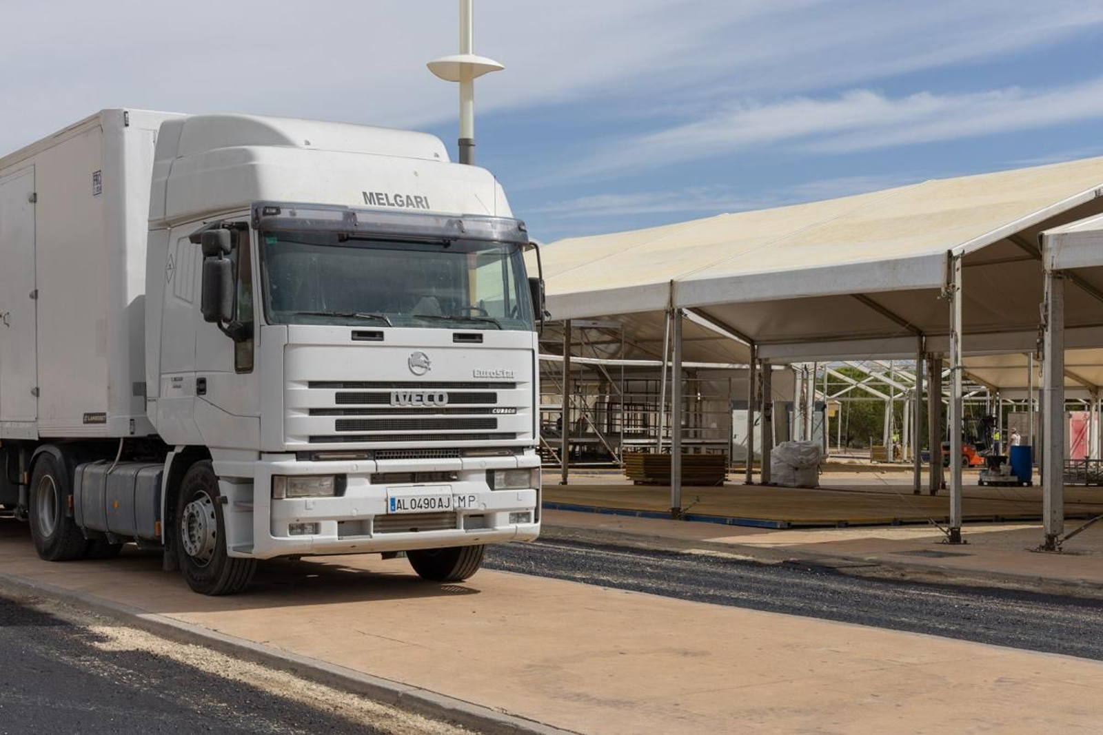 Montaje de casetas de la Feria de San Lucas, en imágenes