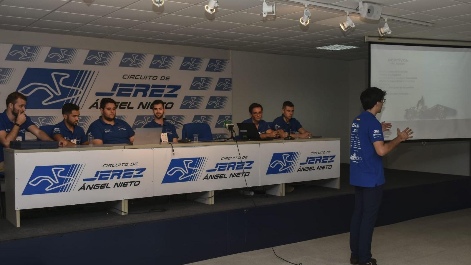 Los responsables del proyecto explicaron las características del nuevo monoplaza.