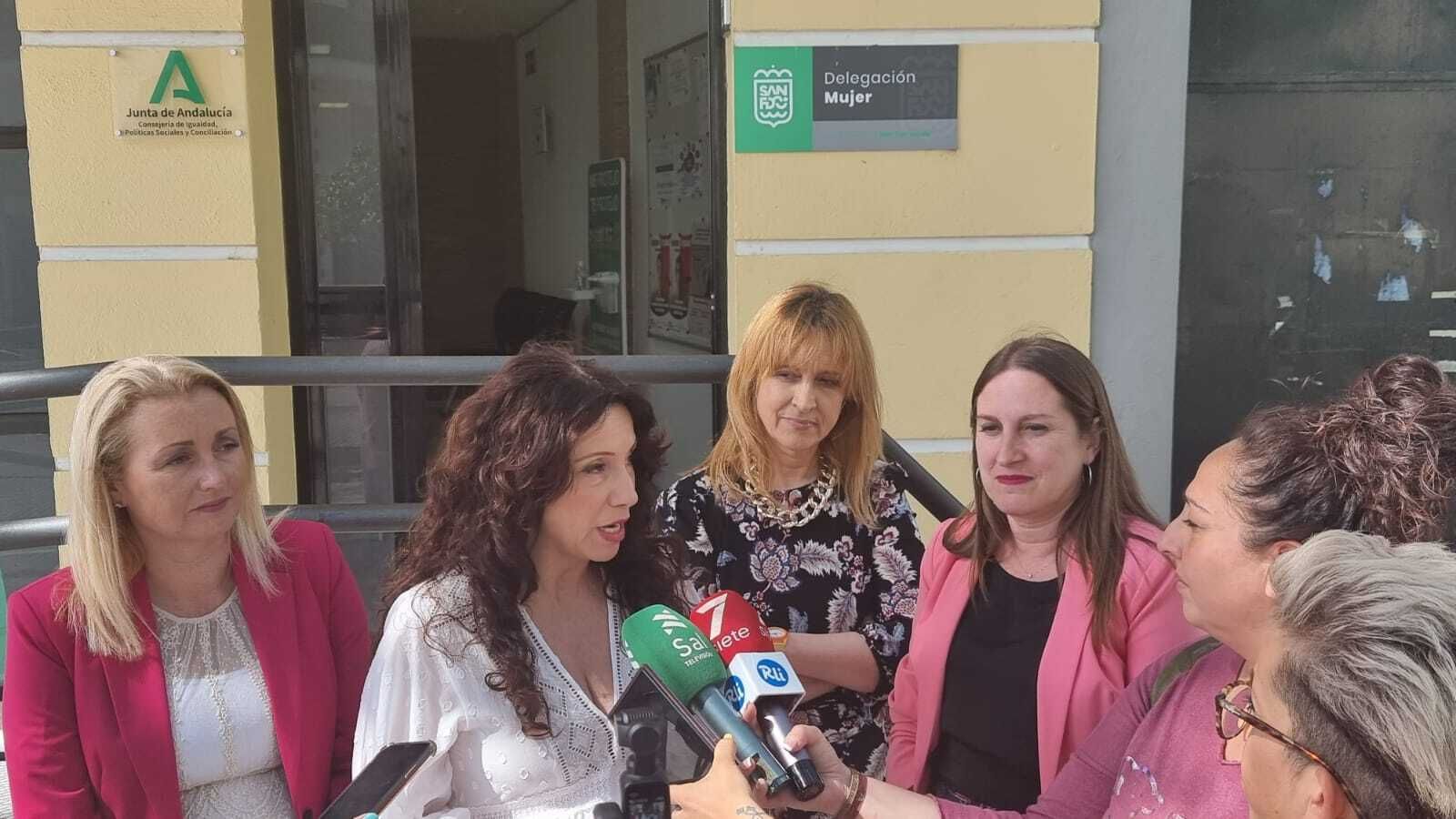 La consejera de Igualdad atiende a los medios en la puerta del Centro Municipal de la Mujer de San Fernando.