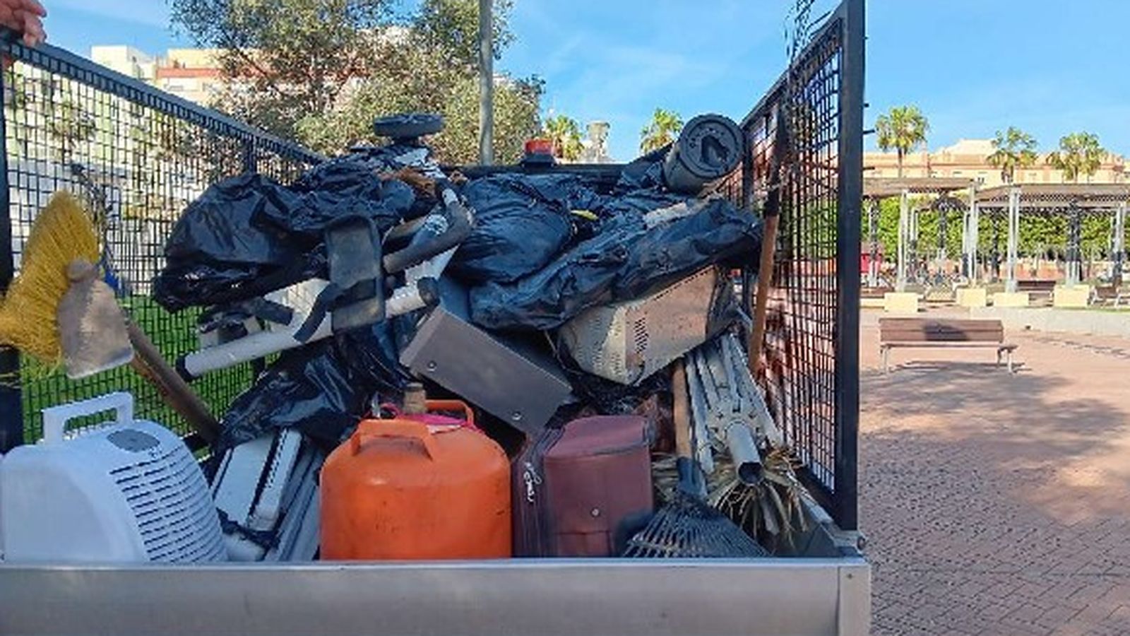 Enseres retirados a personas sin hoga en un vehículo de la UTE adjuditaria del mantenimiento de las zonas verdes.