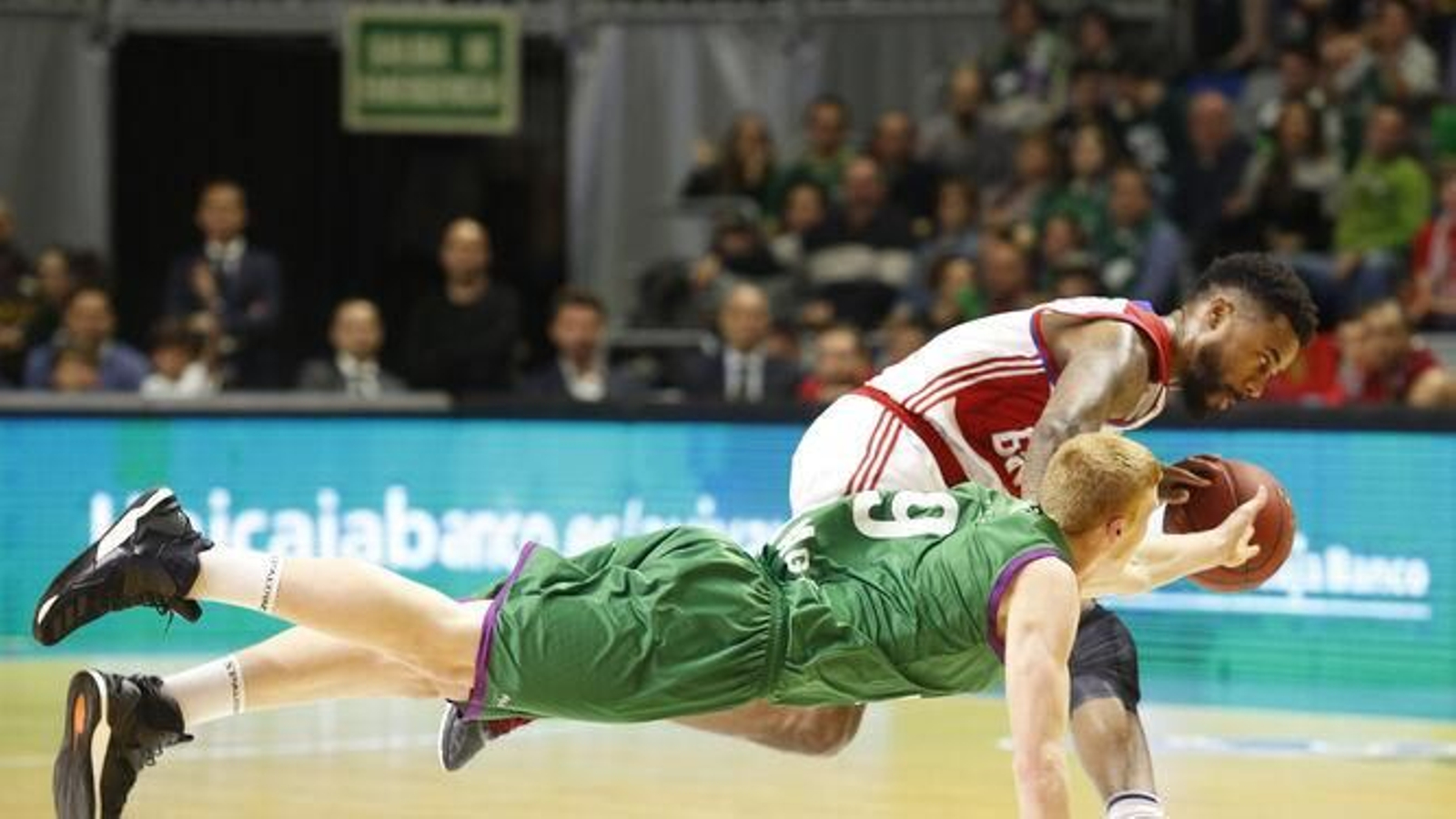 Alberto Díaz se lanza a la disputa de un balón perdido con Bryce Taylor durante el Unicaja-Bayern de 2017.